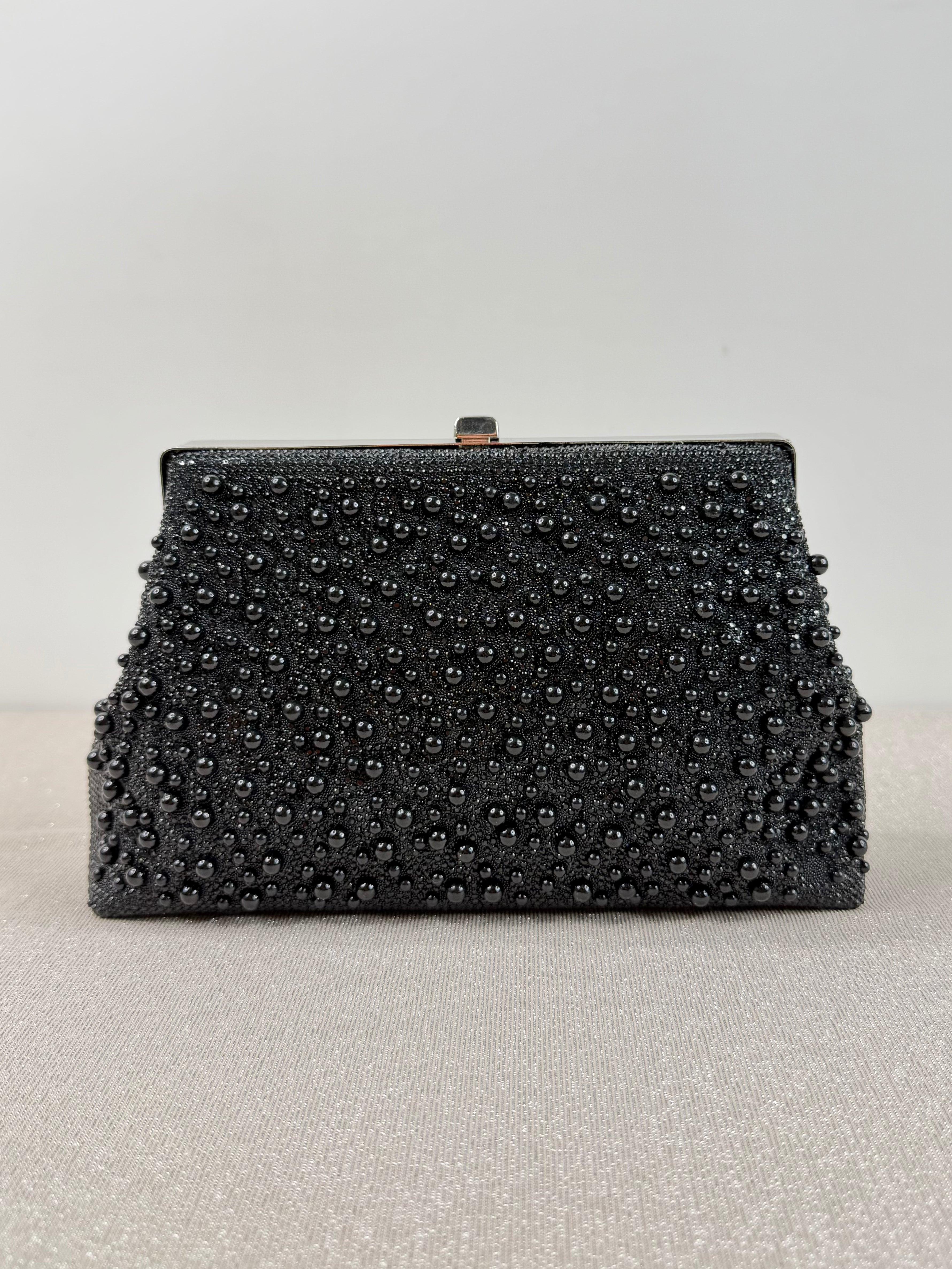Pochette elegante con perle e cristalli