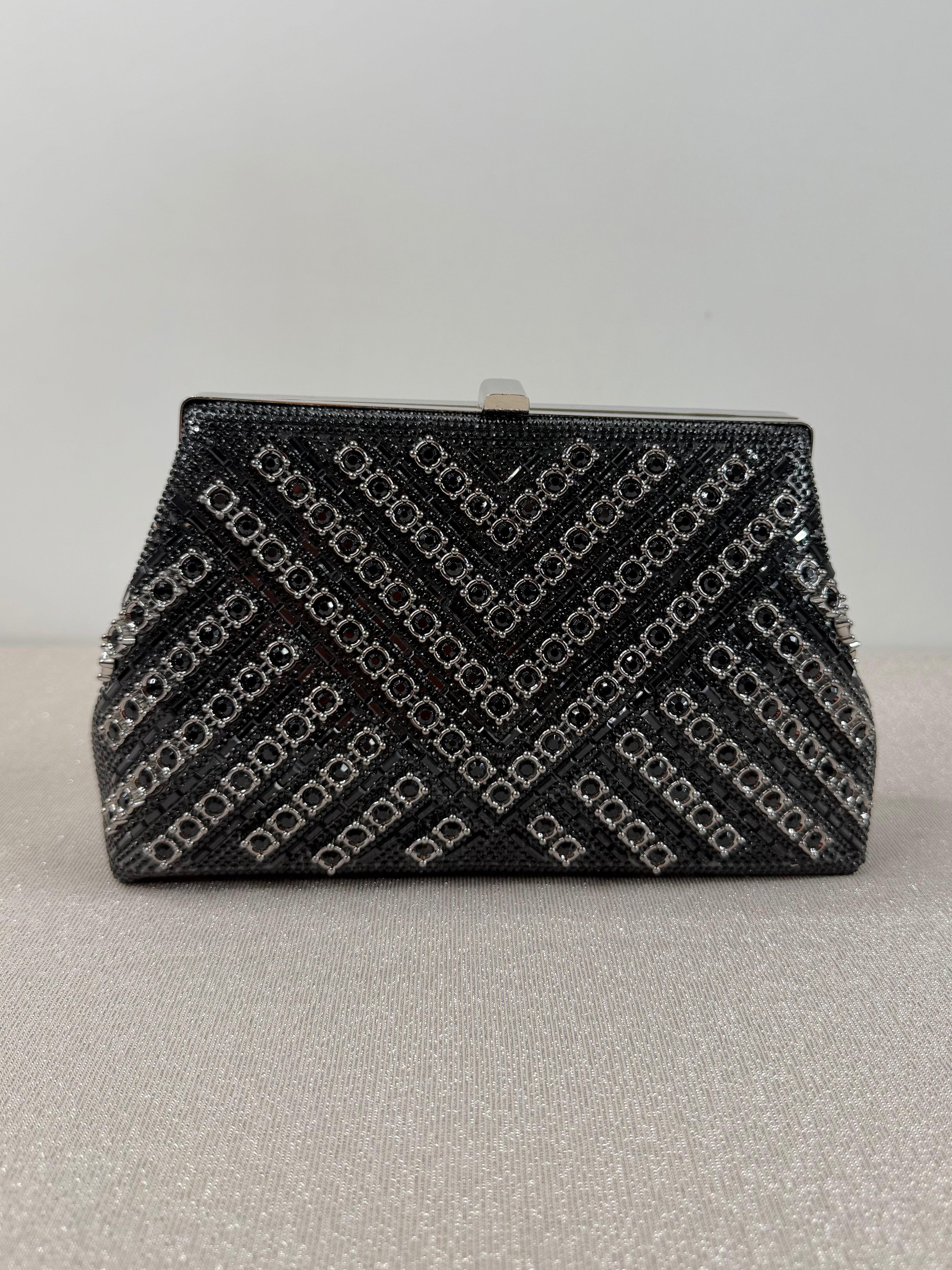 Pochette elegante con cristalli geometrici