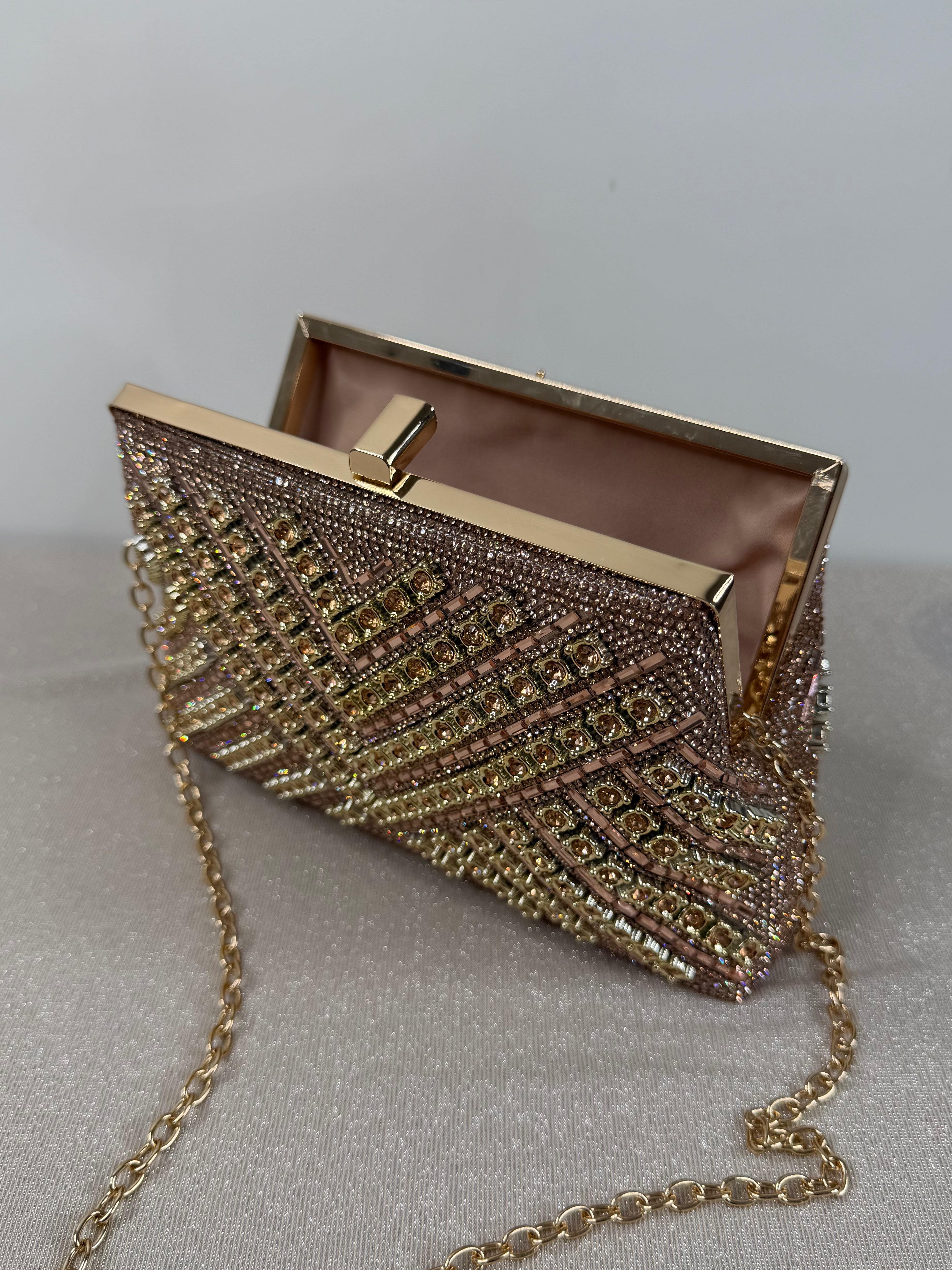 Pochette elegante con cristalli geometrici