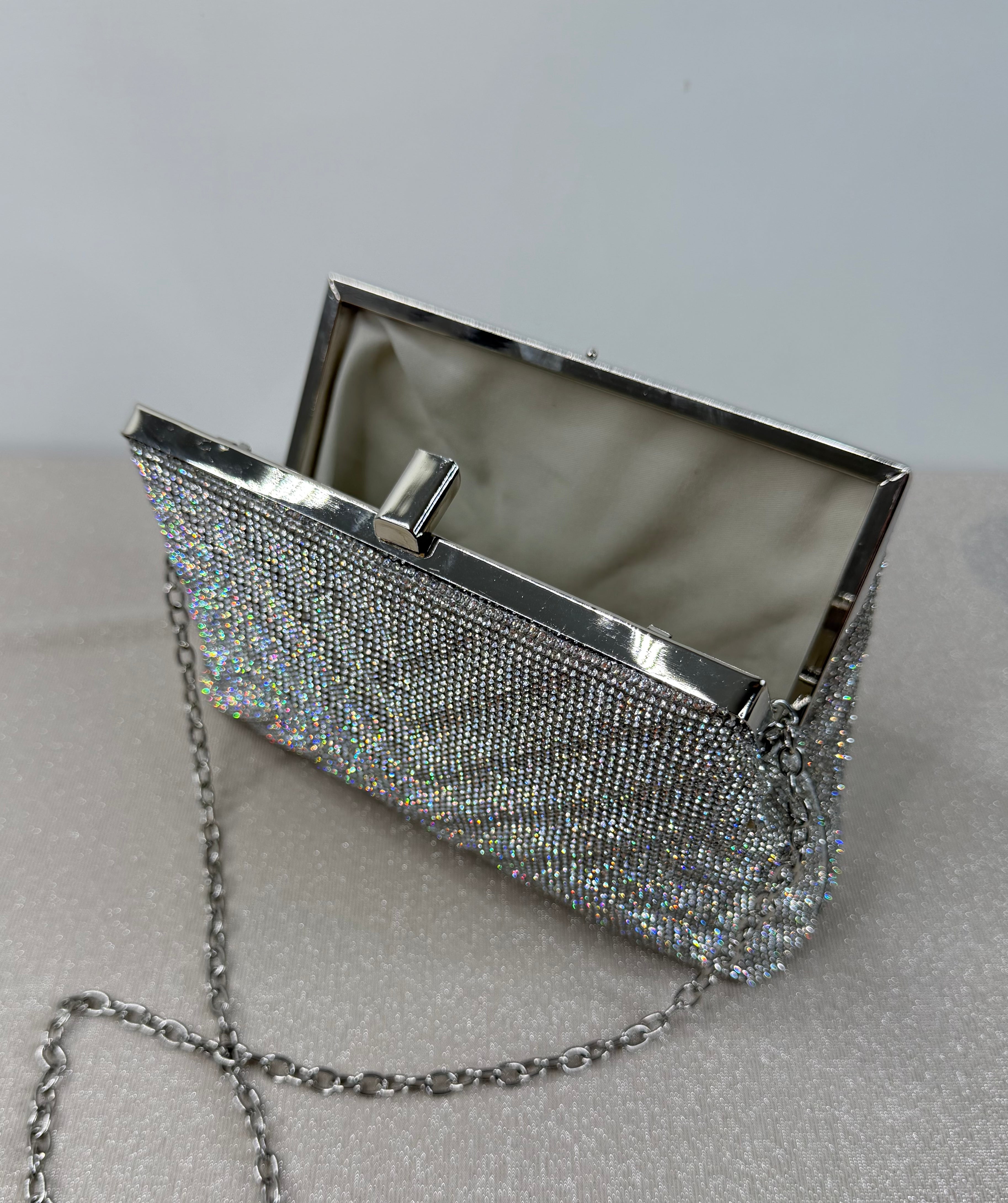 Pochette elegante con cristalli argento