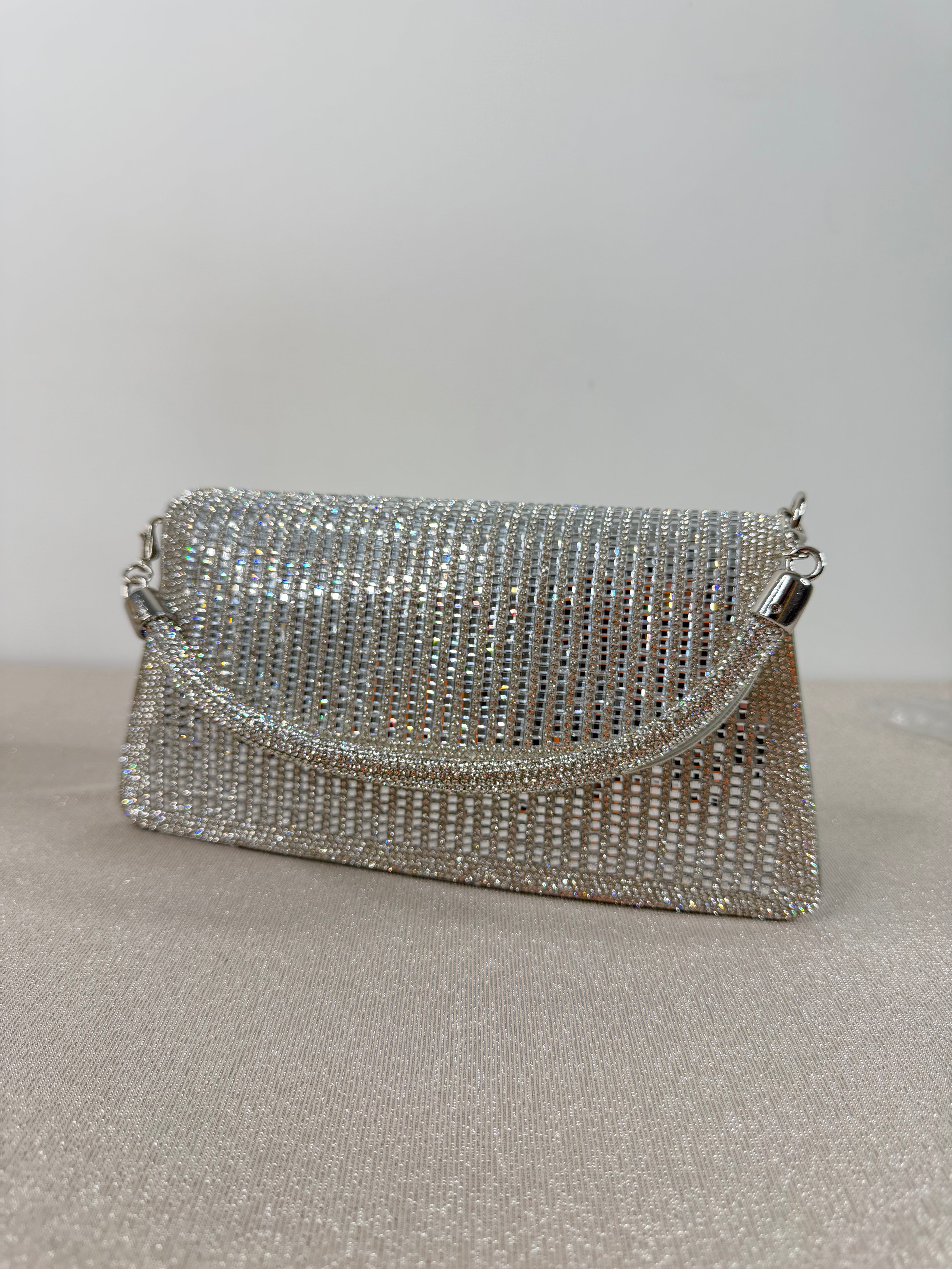 Pochette elegante con cristalli e catena