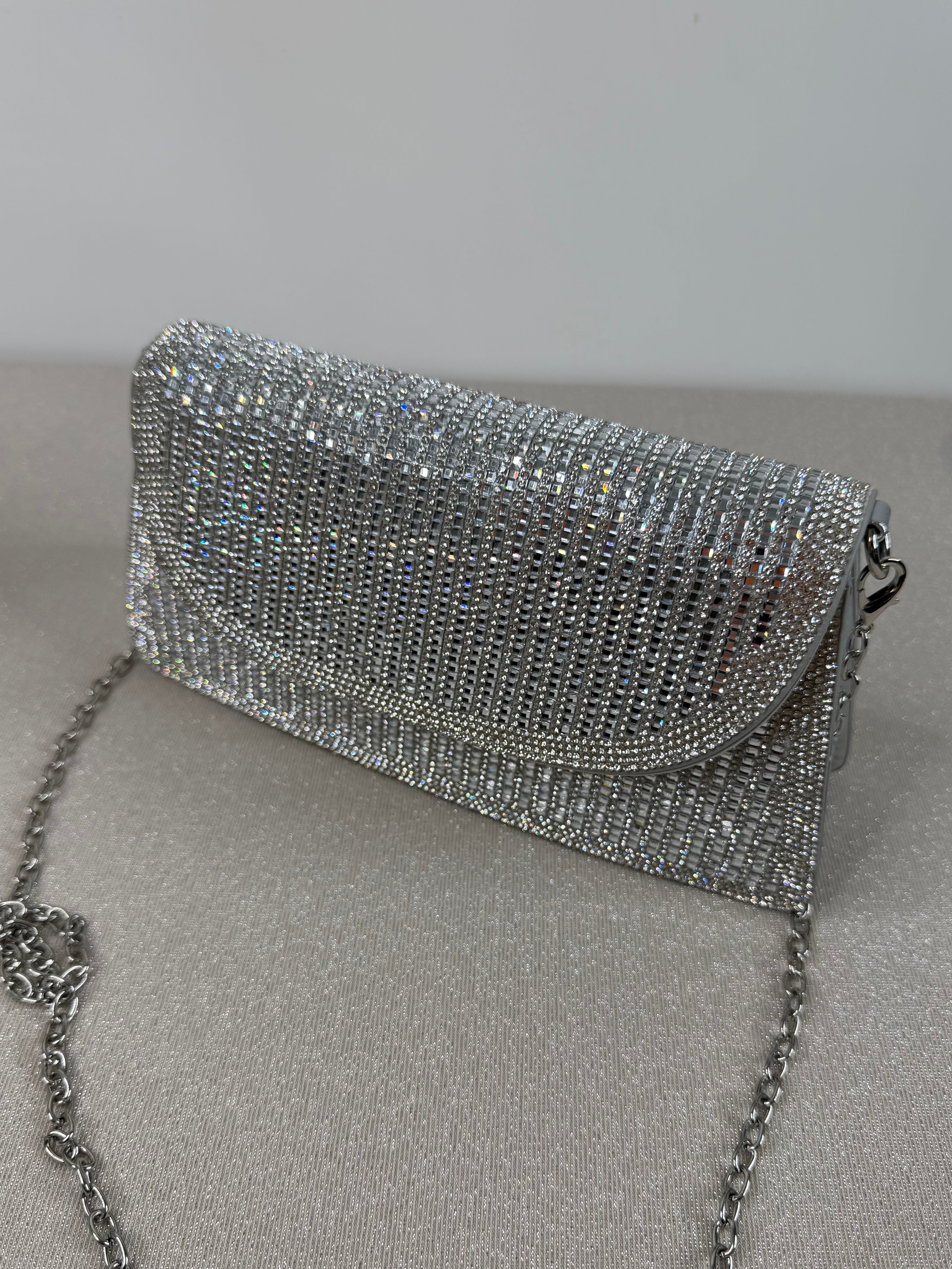 Pochette elegante con cristalli e catena