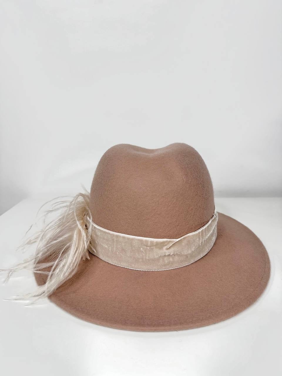 Cappello in Feltro con piume Alessandra Cruciani