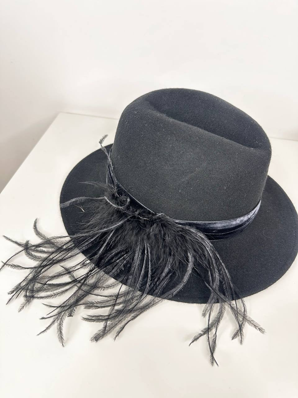 Cappello in Feltro con piume Alessandra Cruciani