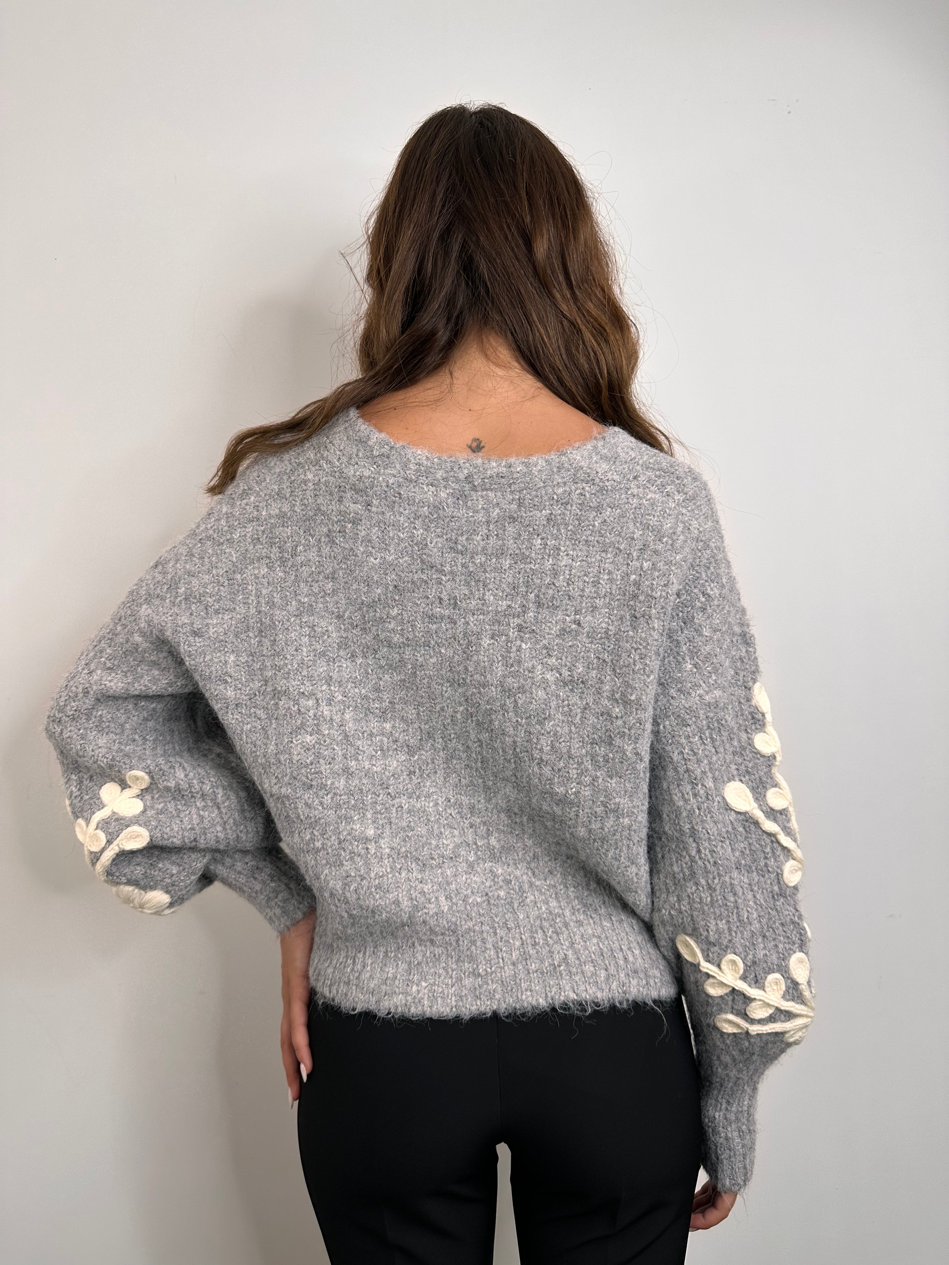 Maglioncino con fiocco e ricamo con fiore