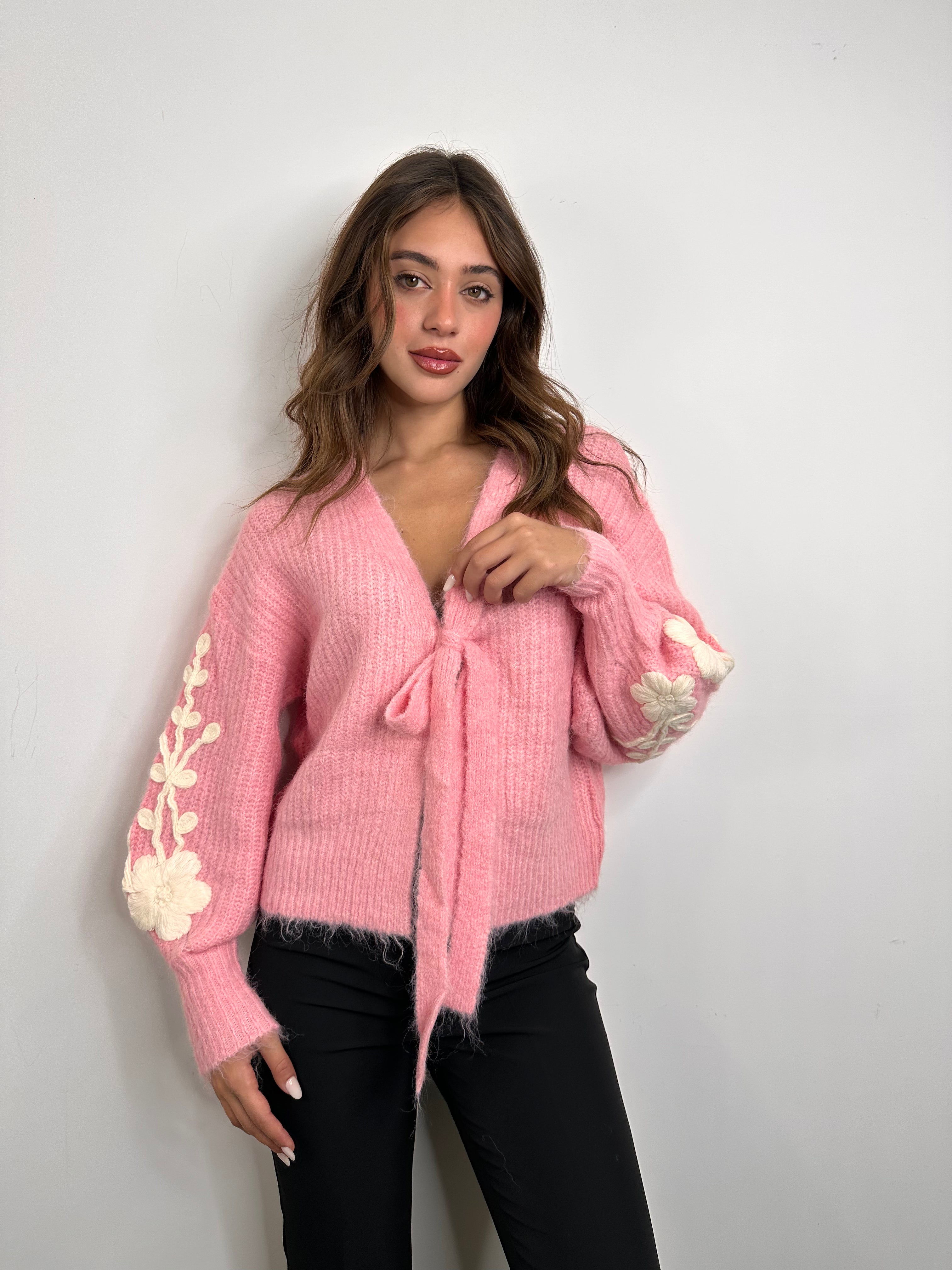 Maglioncino con fiocco e ricamo con fiore