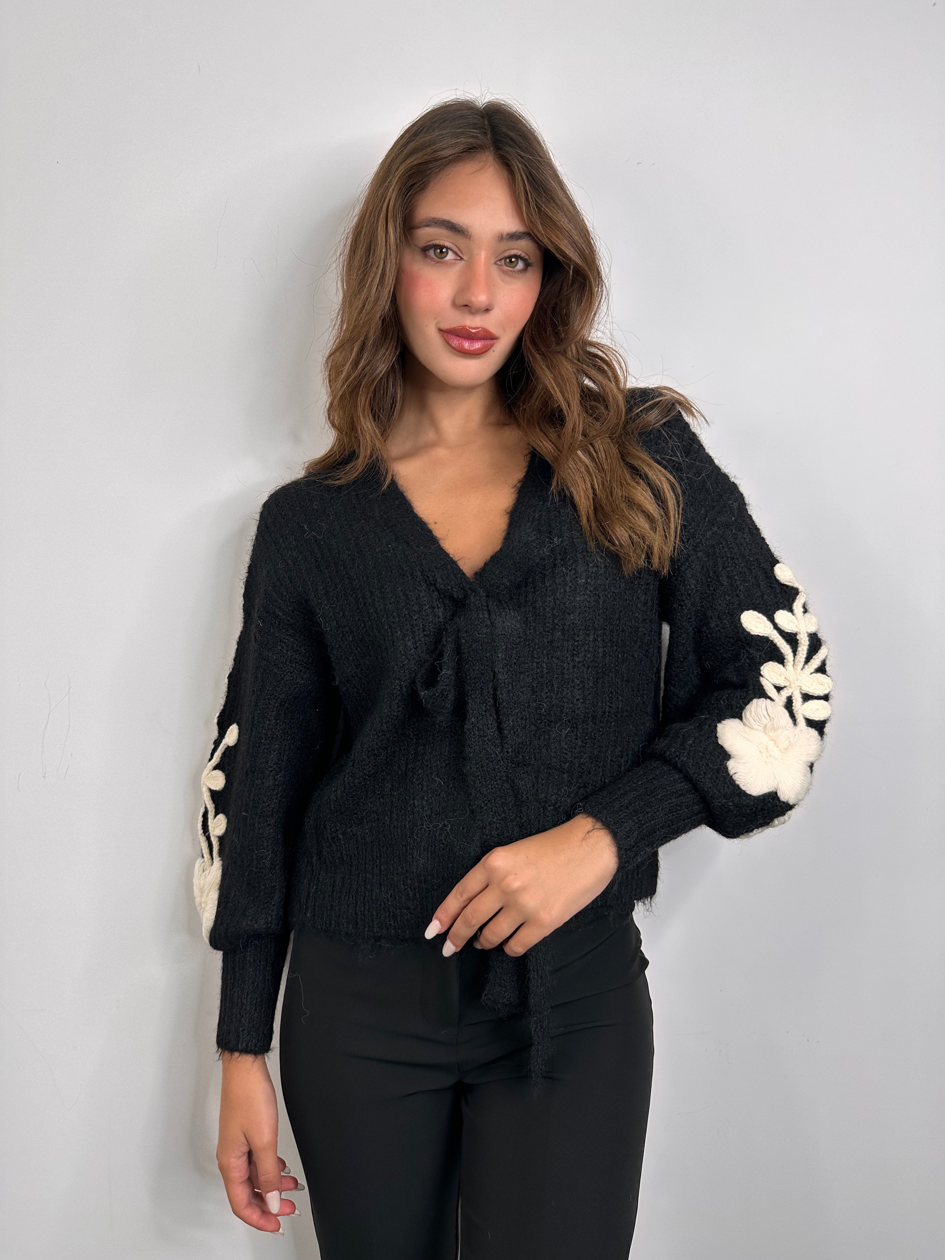 Maglioncino con fiocco e ricamo con fiore