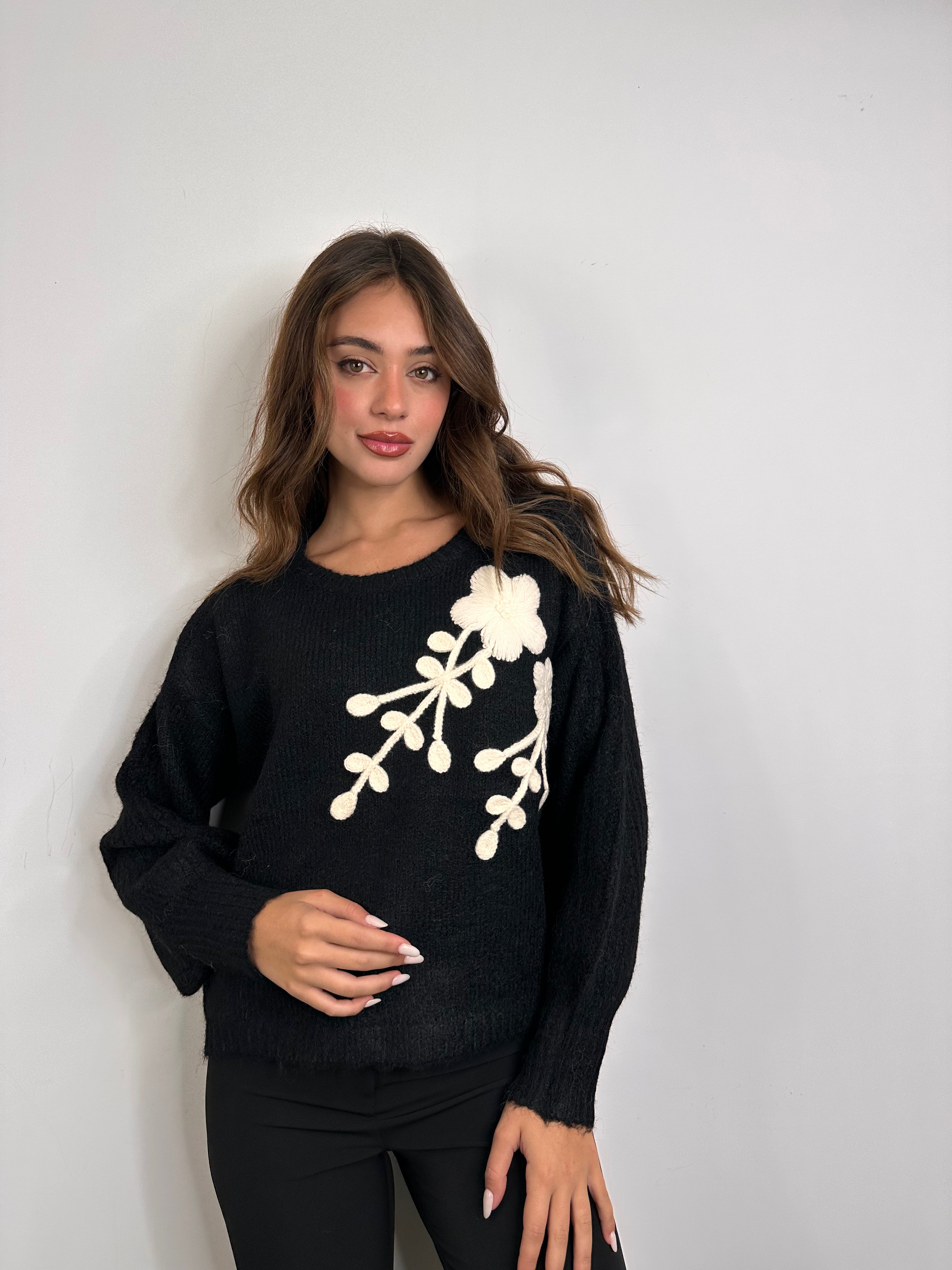 Maglione con ricamo in fiore