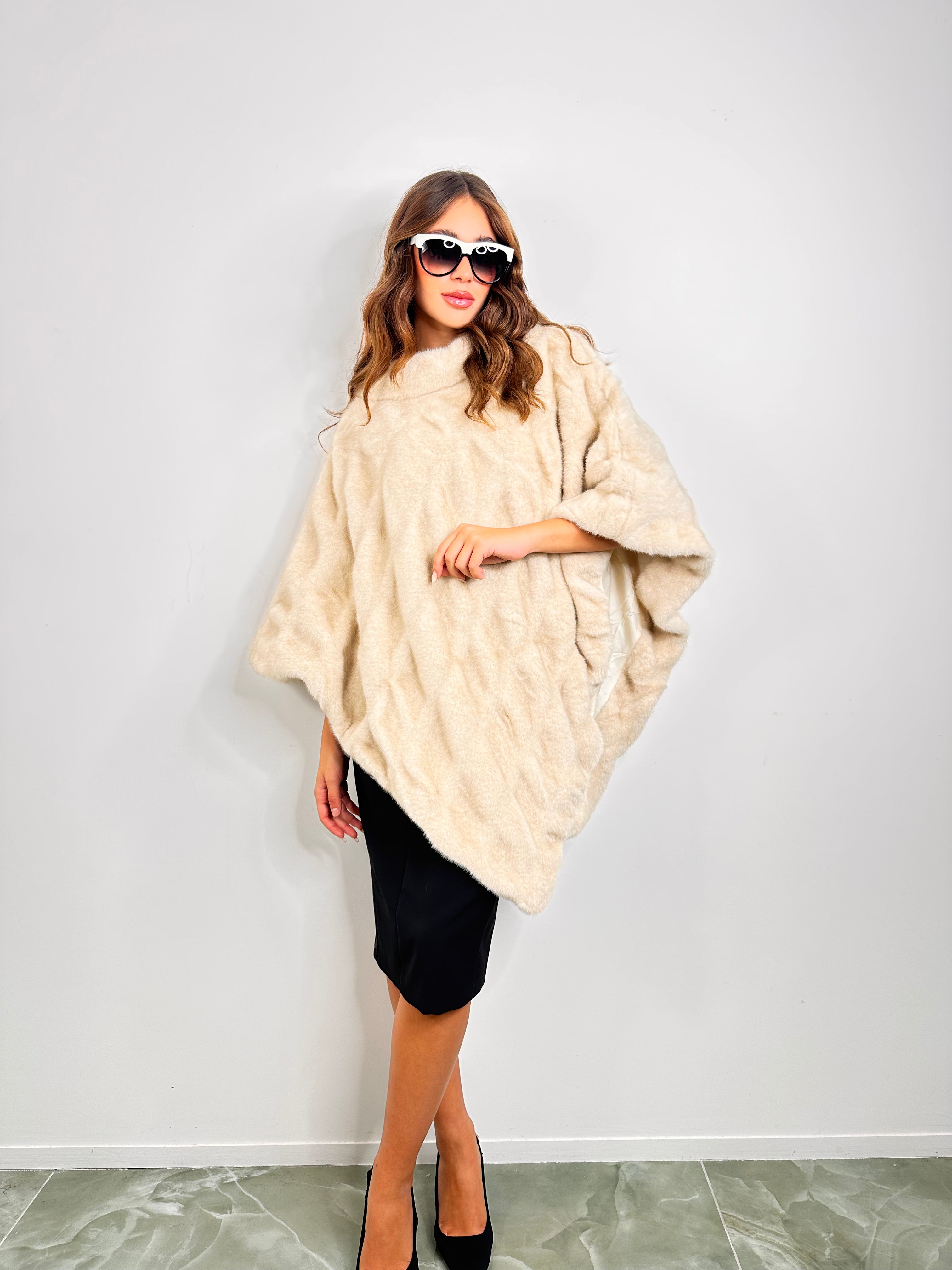 Poncho Hermitage in Eco-Pelliccia