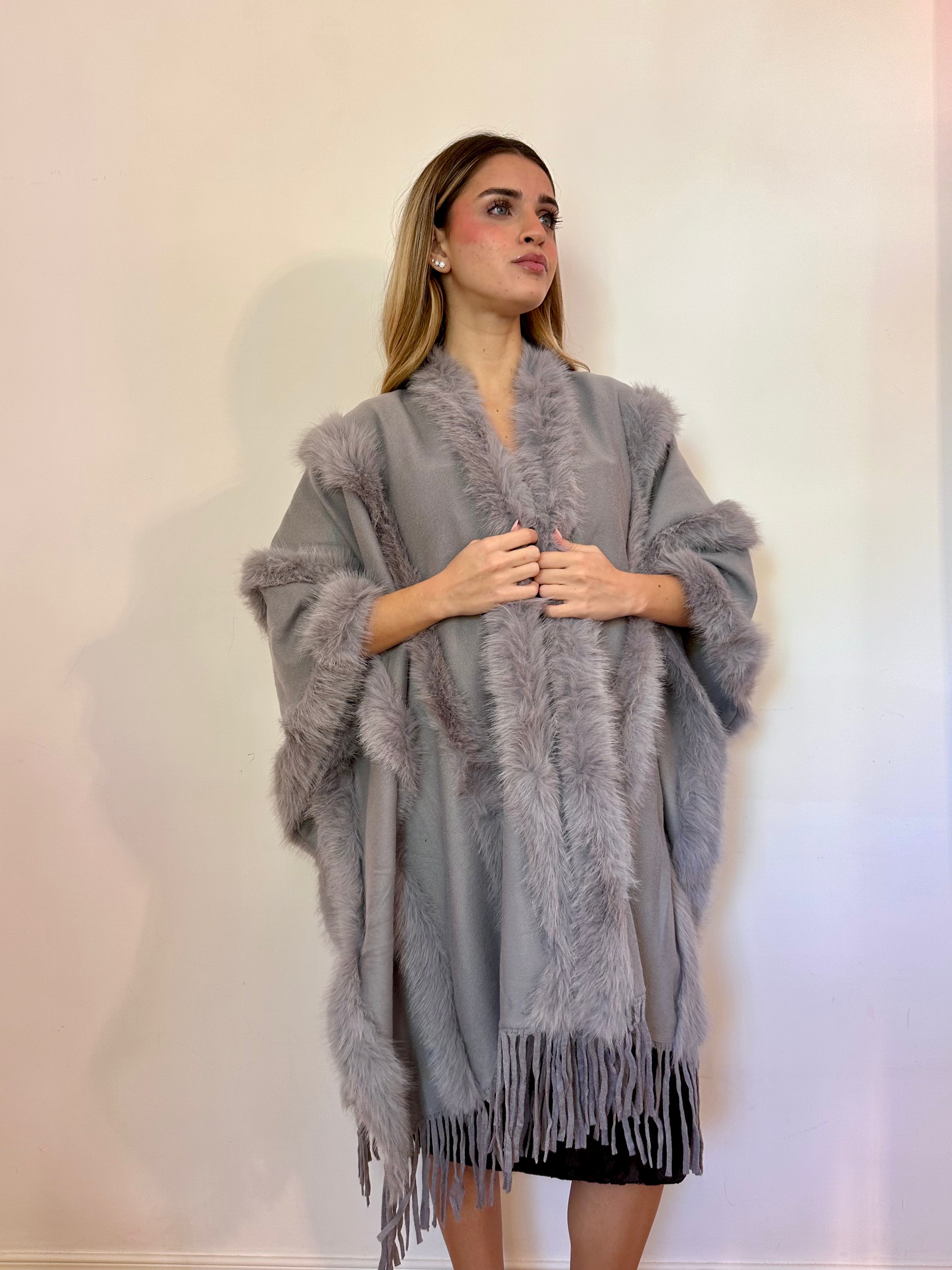 Shawl con frange e bordo in pelliccia