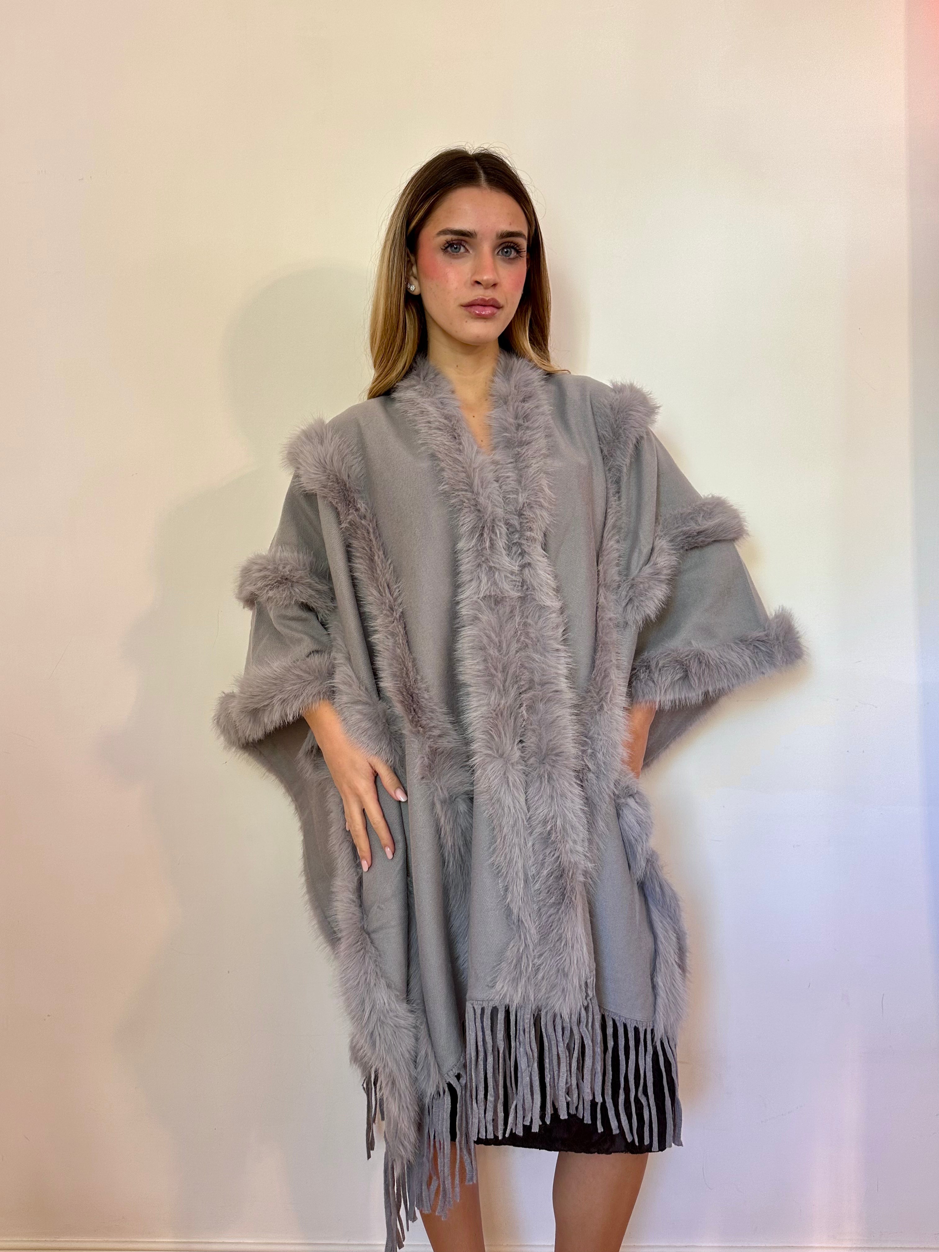Shawl con frange e bordo in pelliccia