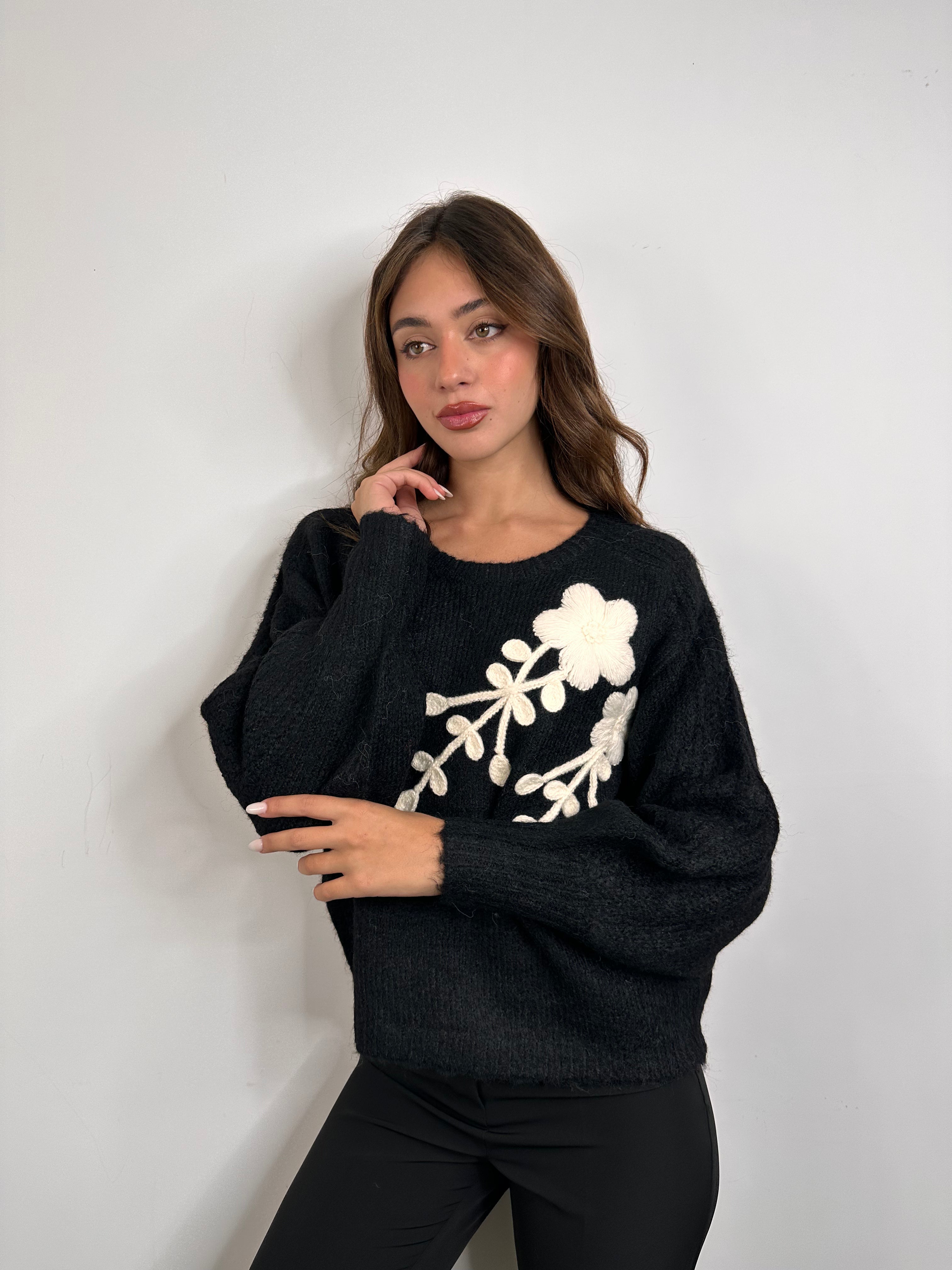 Maglione con ricamo in fiore
