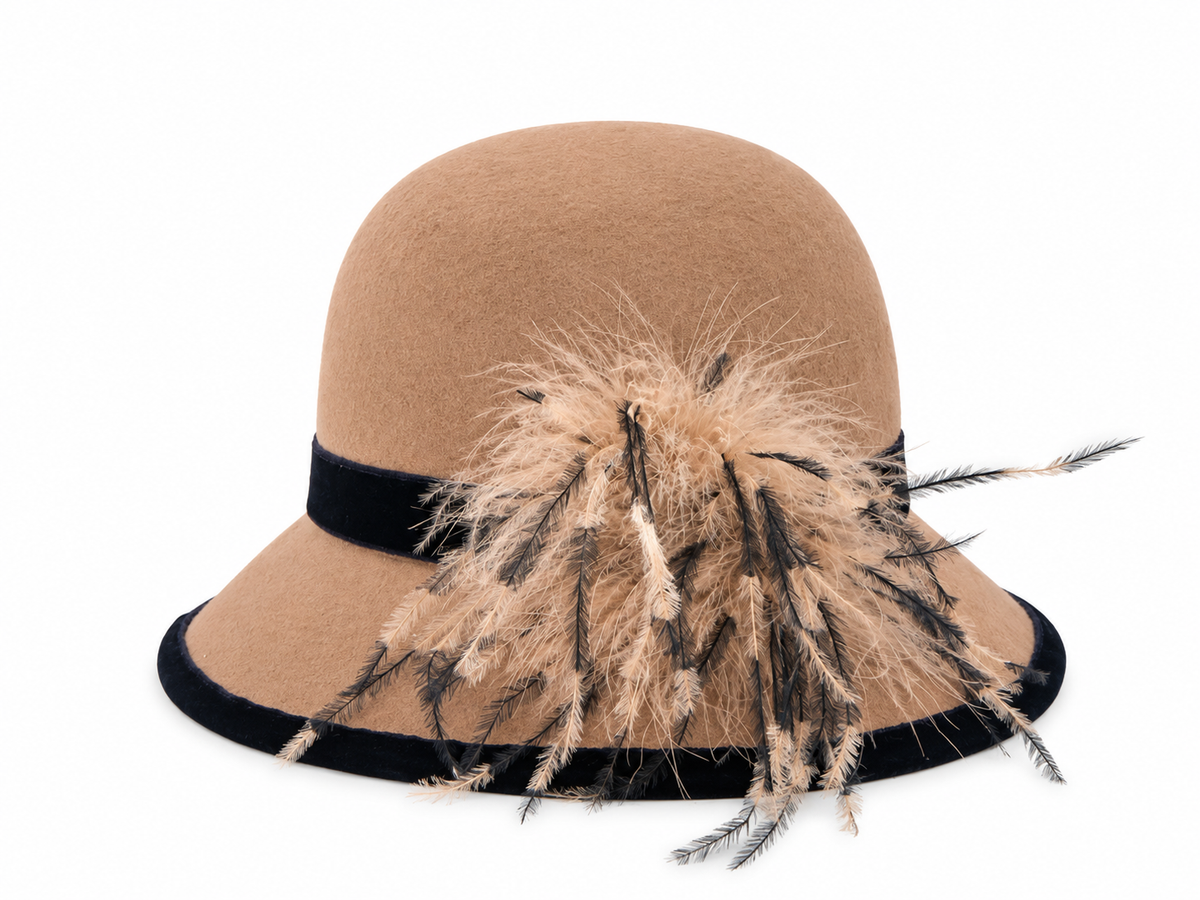Cappello cloche in feltro cammello con piume