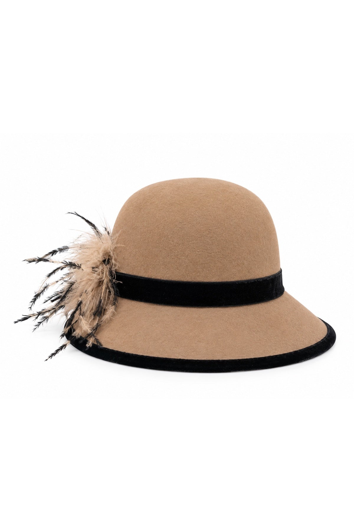 Cappello cloche in feltro cammello con piume