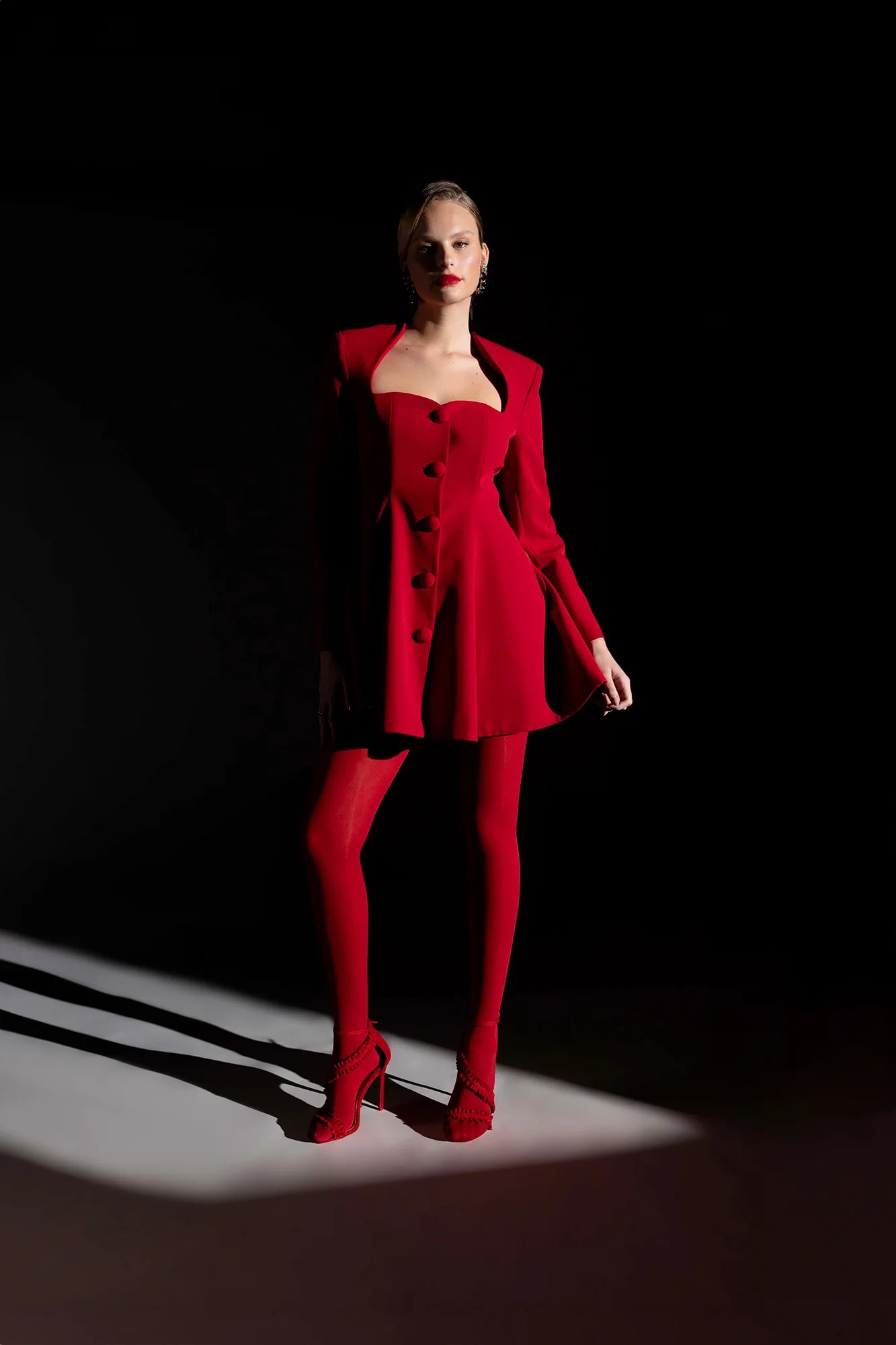 Abito manica lunga in cady corto con scollo a cuore e bottoni