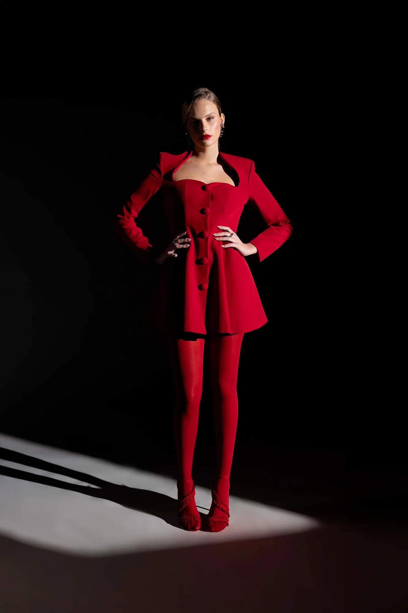 Abito manica lunga in cady corto con scollo a cuore e bottoni