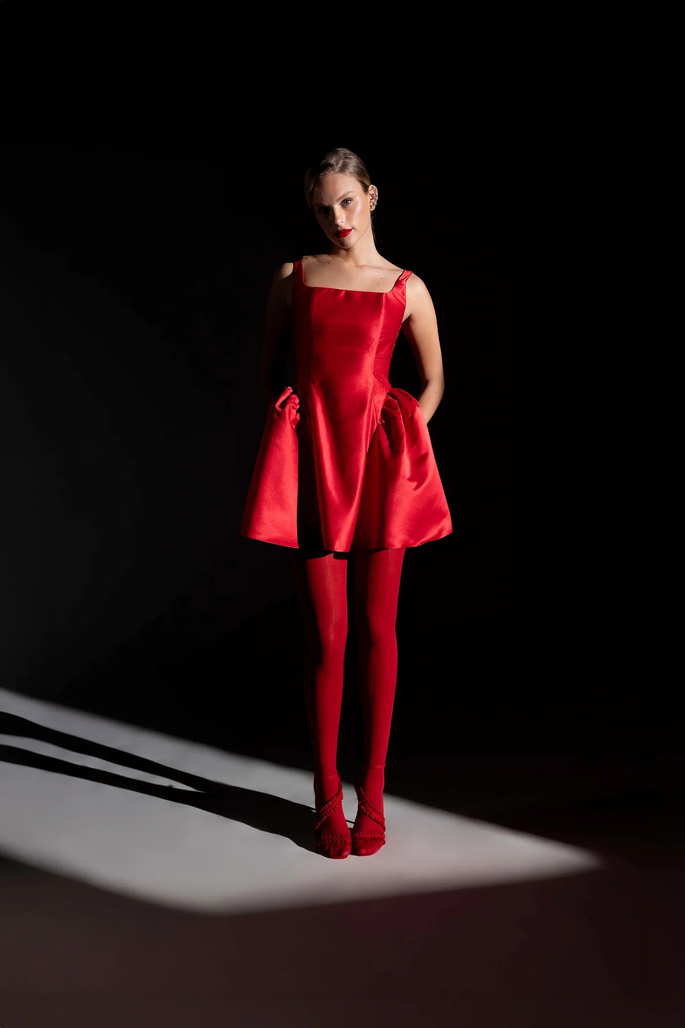 Abito in douchesse corto con arriccio sui fianchi