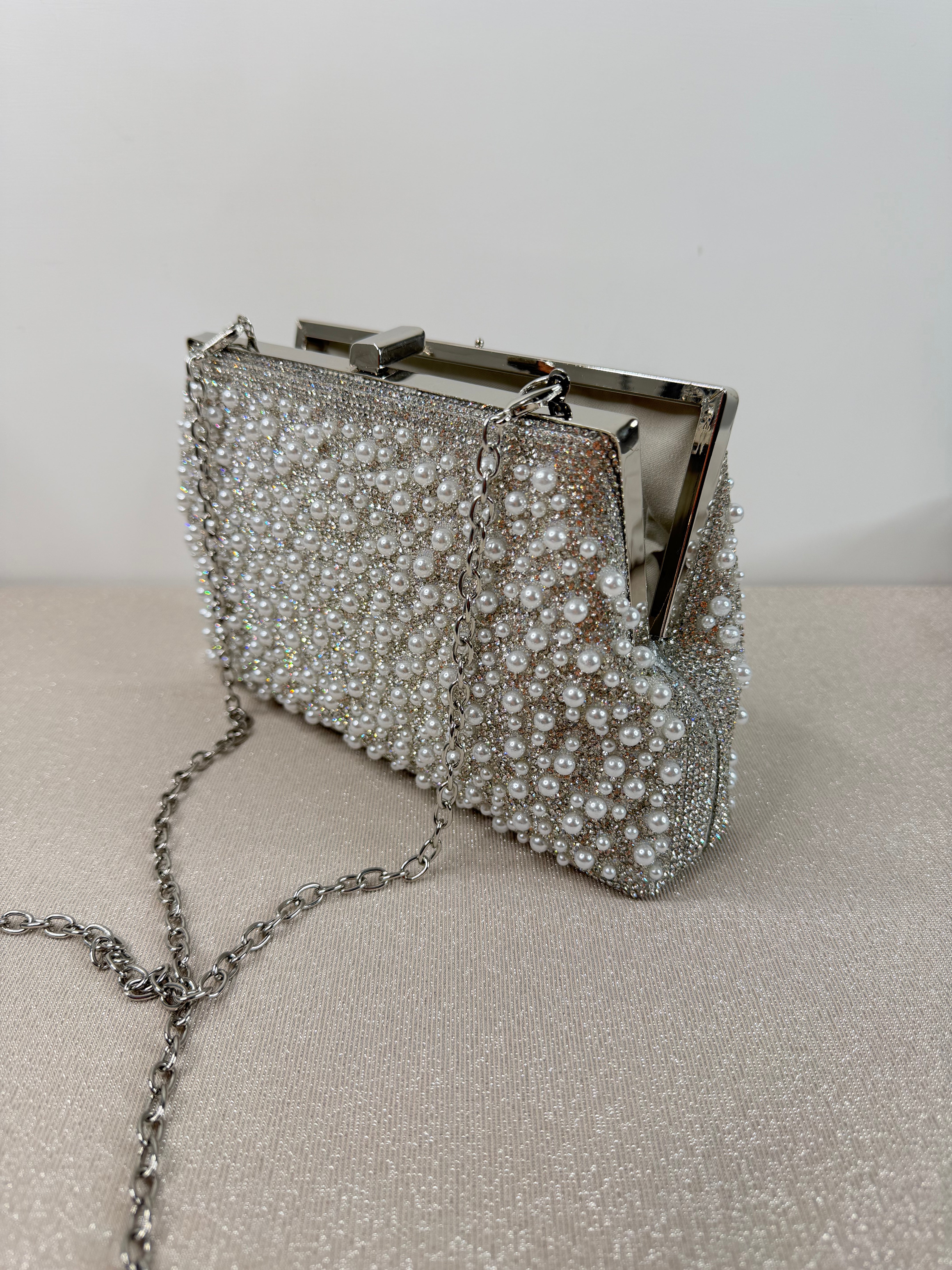 Pochette elegante con perle e cristalli