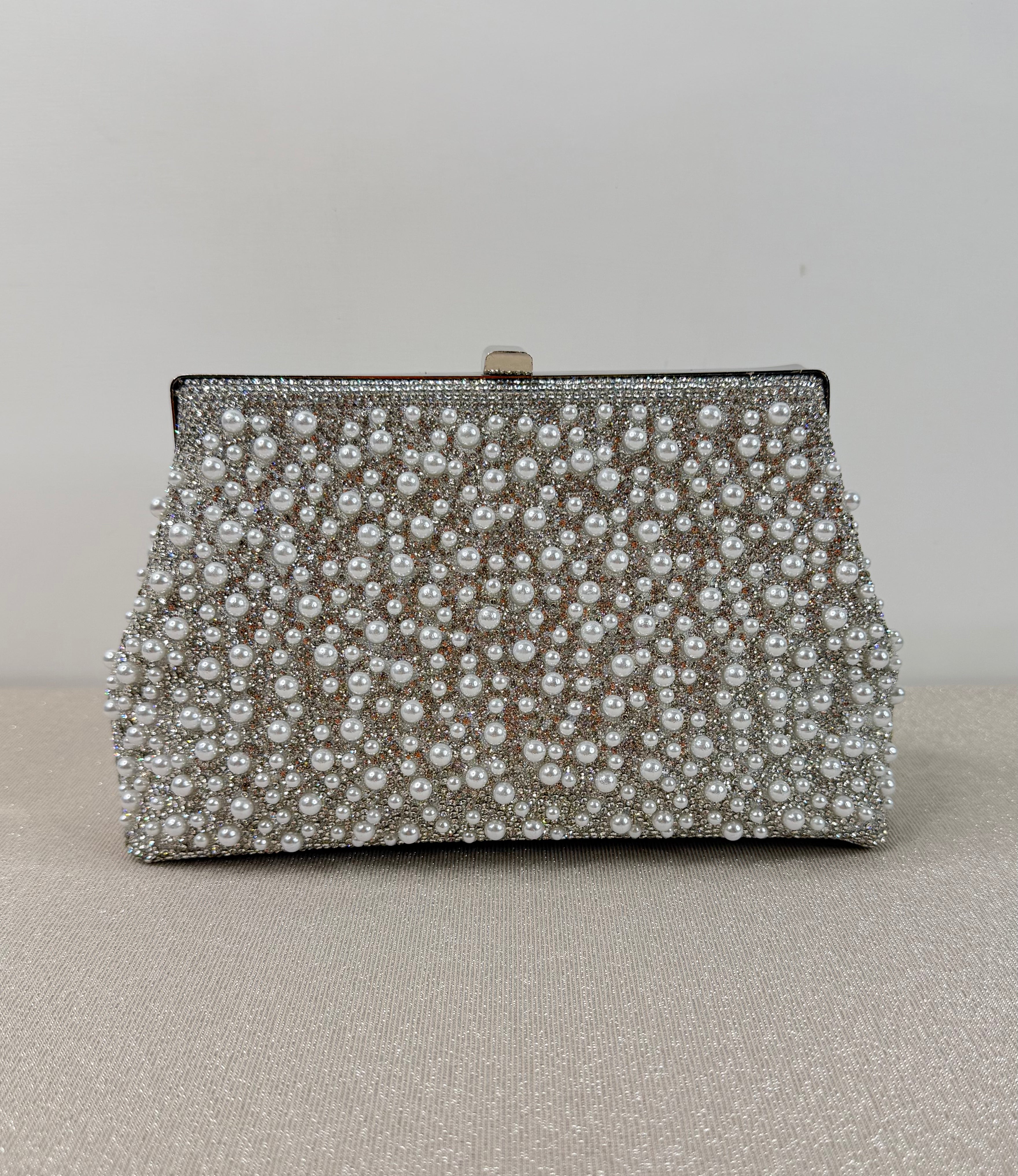 Pochette elegante con perle e cristalli
