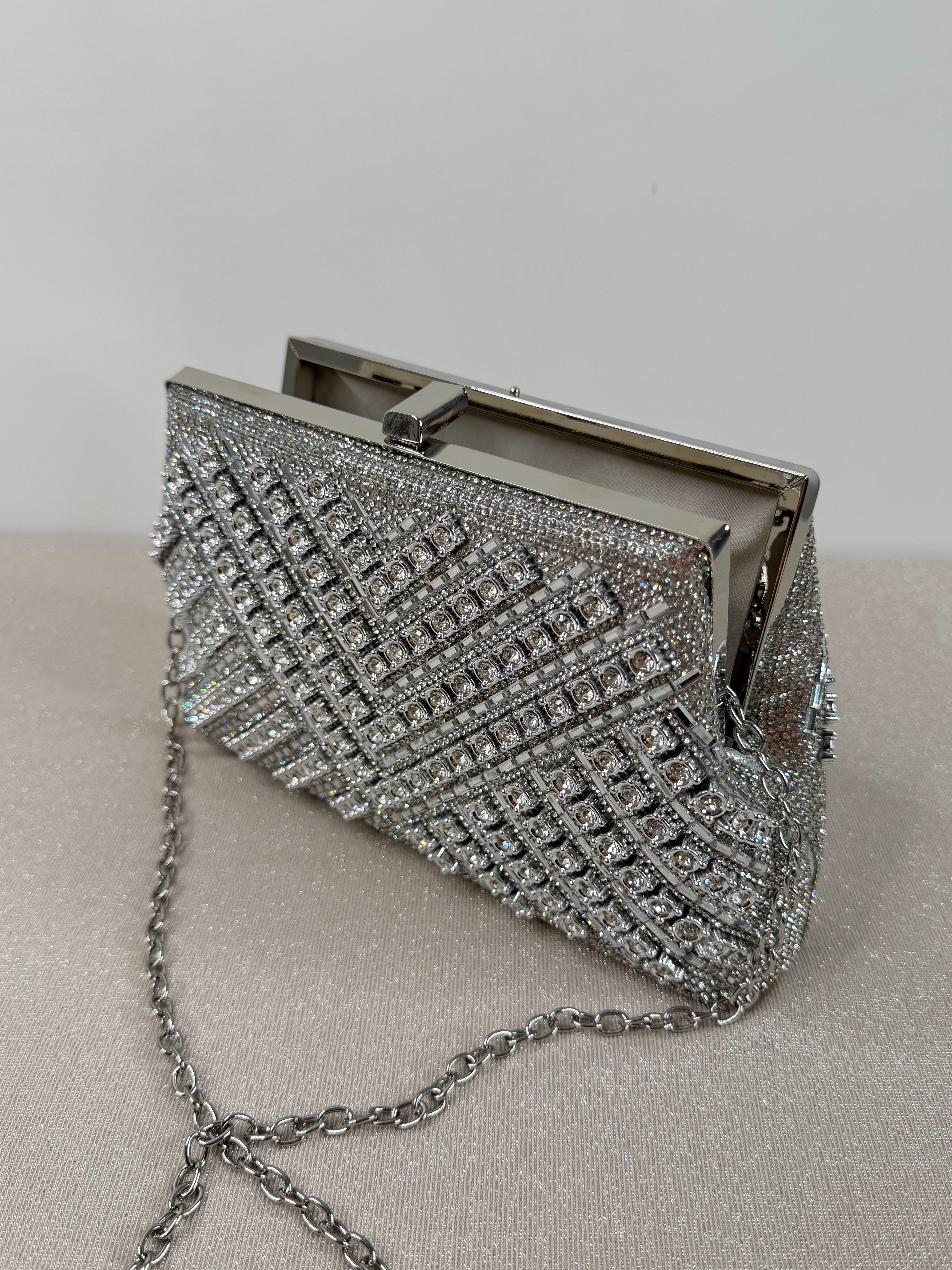 Pochette elegante con cristalli geometrici