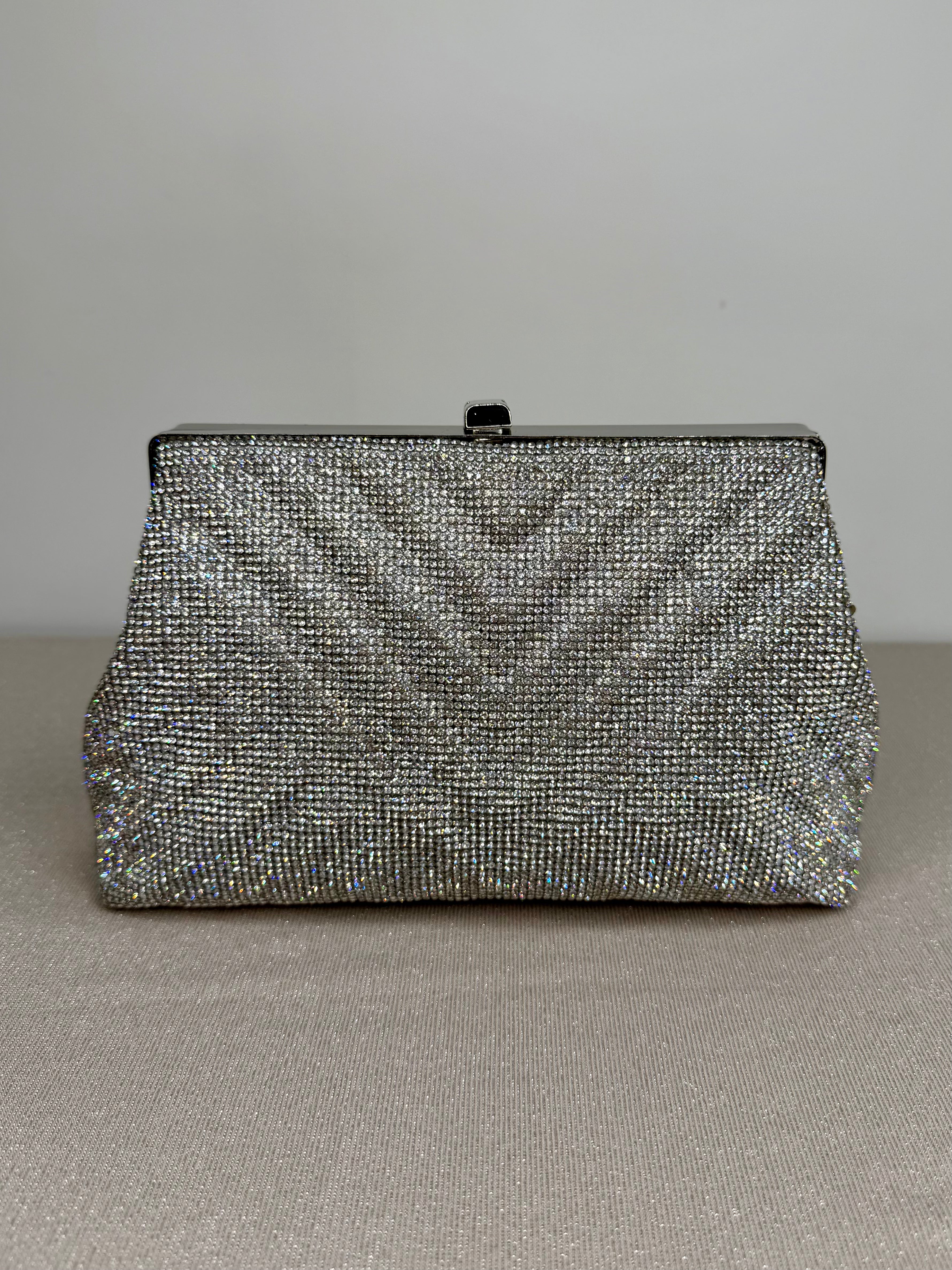 Pochette elegante con cristalli argento