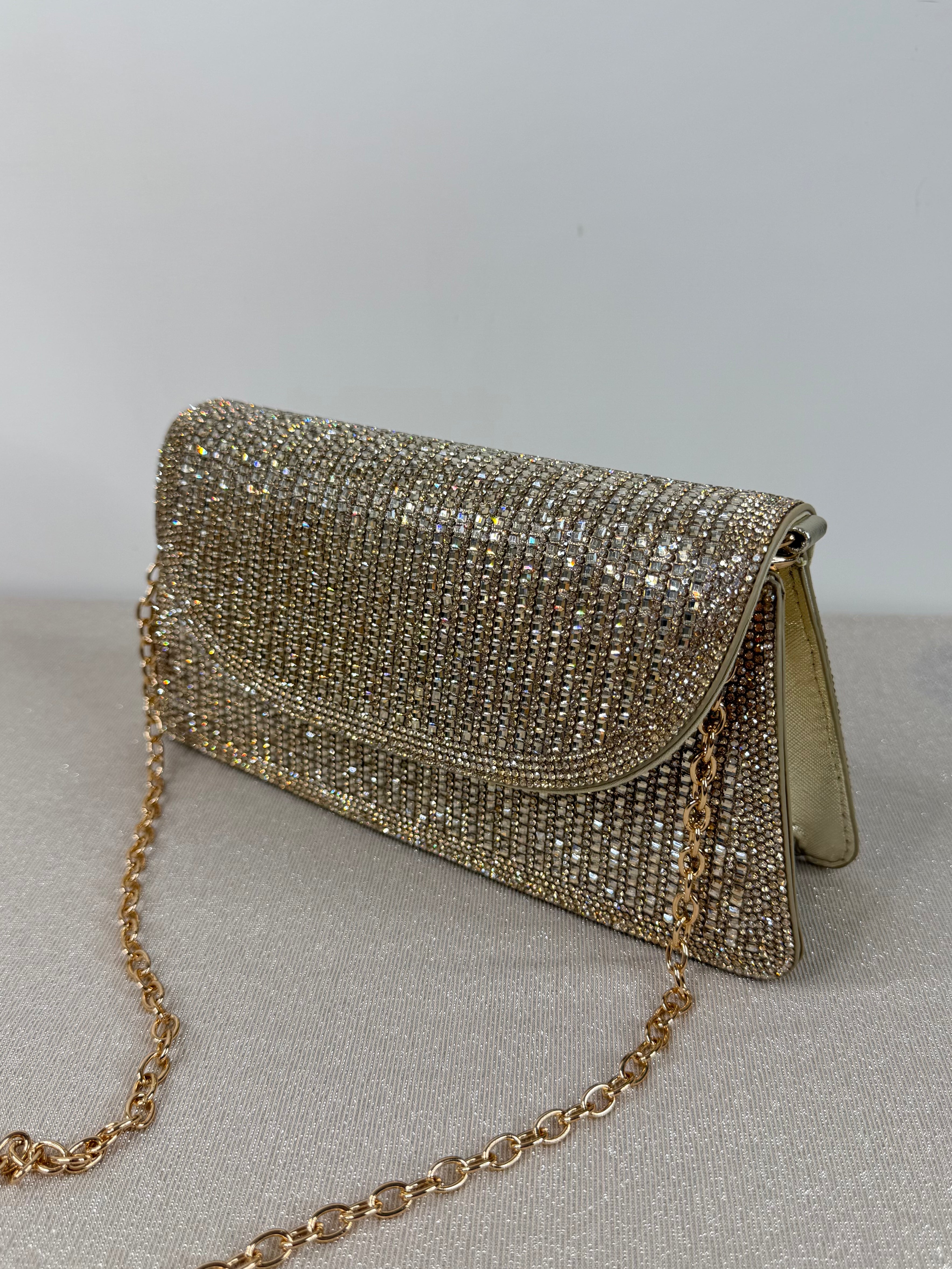 Pochette elegante con cristalli e catena