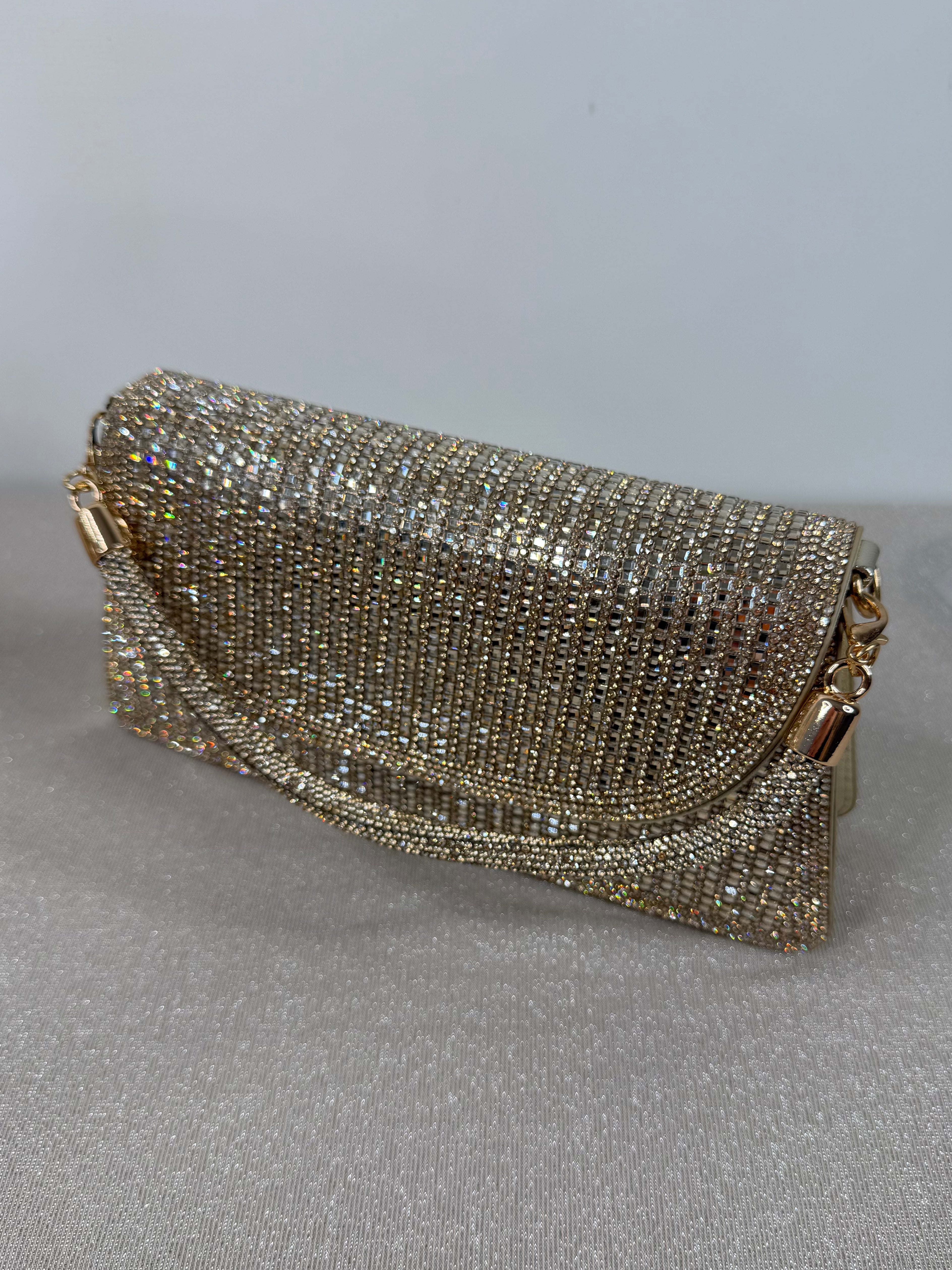 Pochette elegante con cristalli e catena