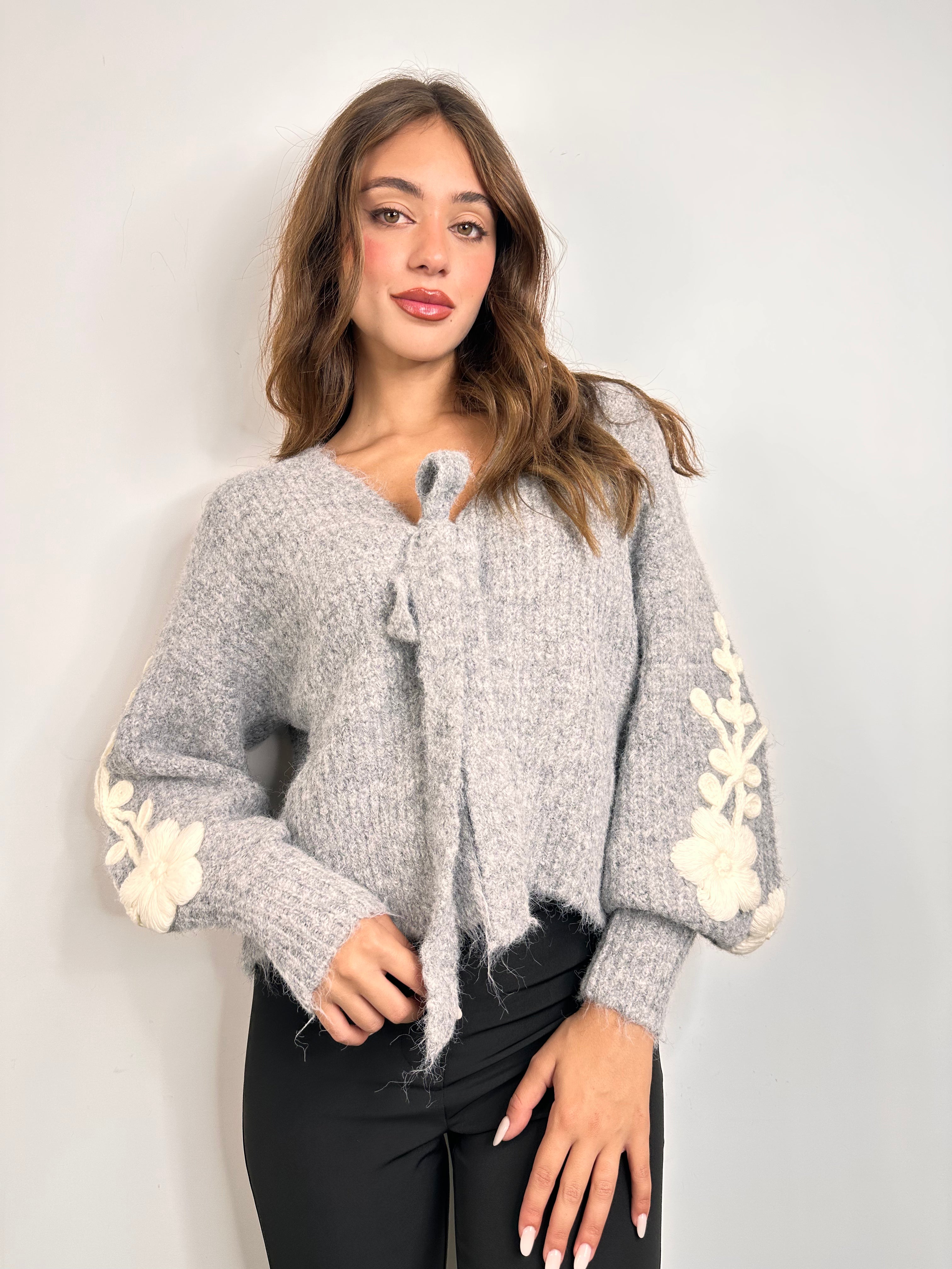 Maglioncino con fiocco e ricamo con fiore