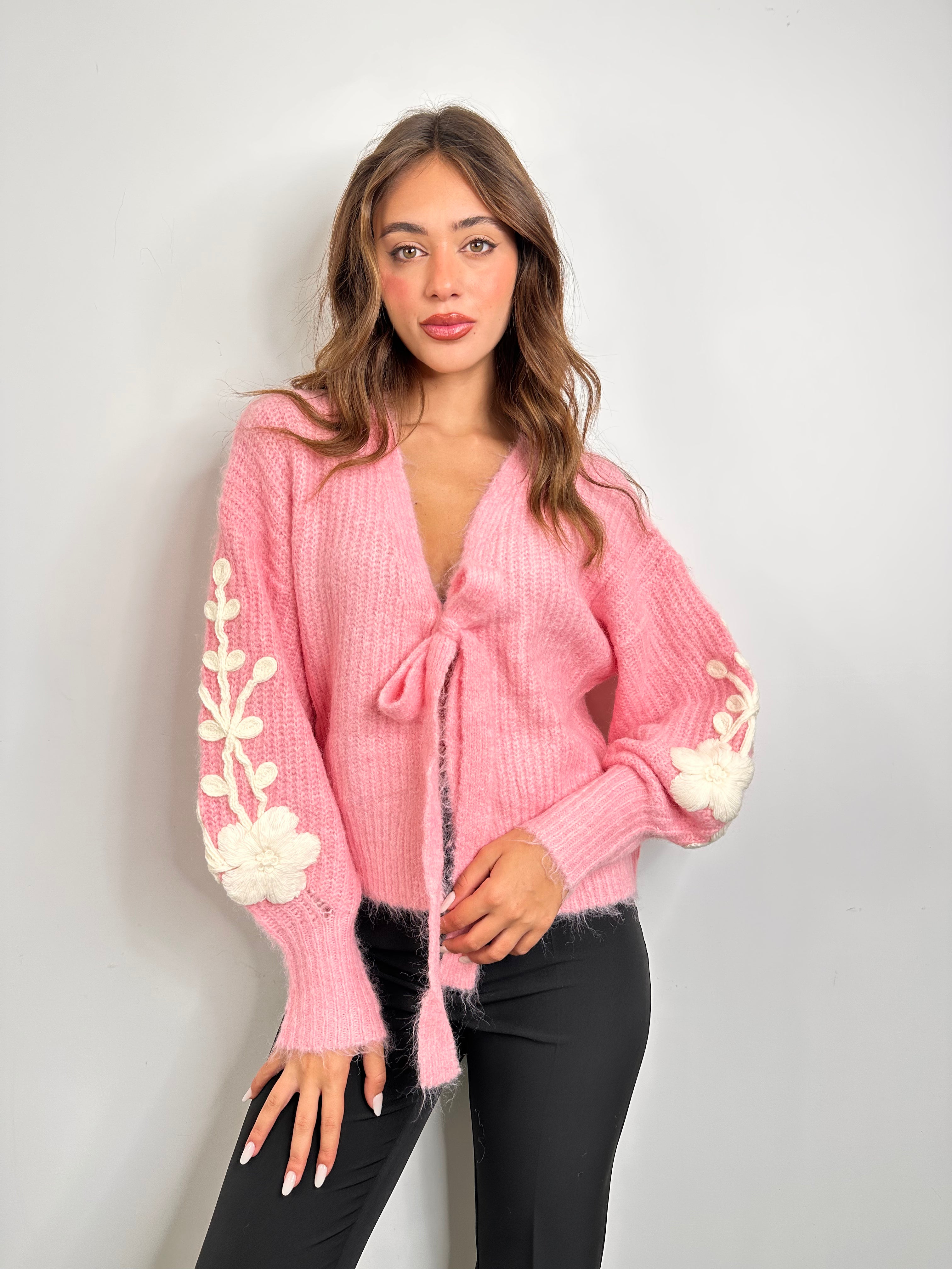 Maglioncino con fiocco e ricamo con fiore