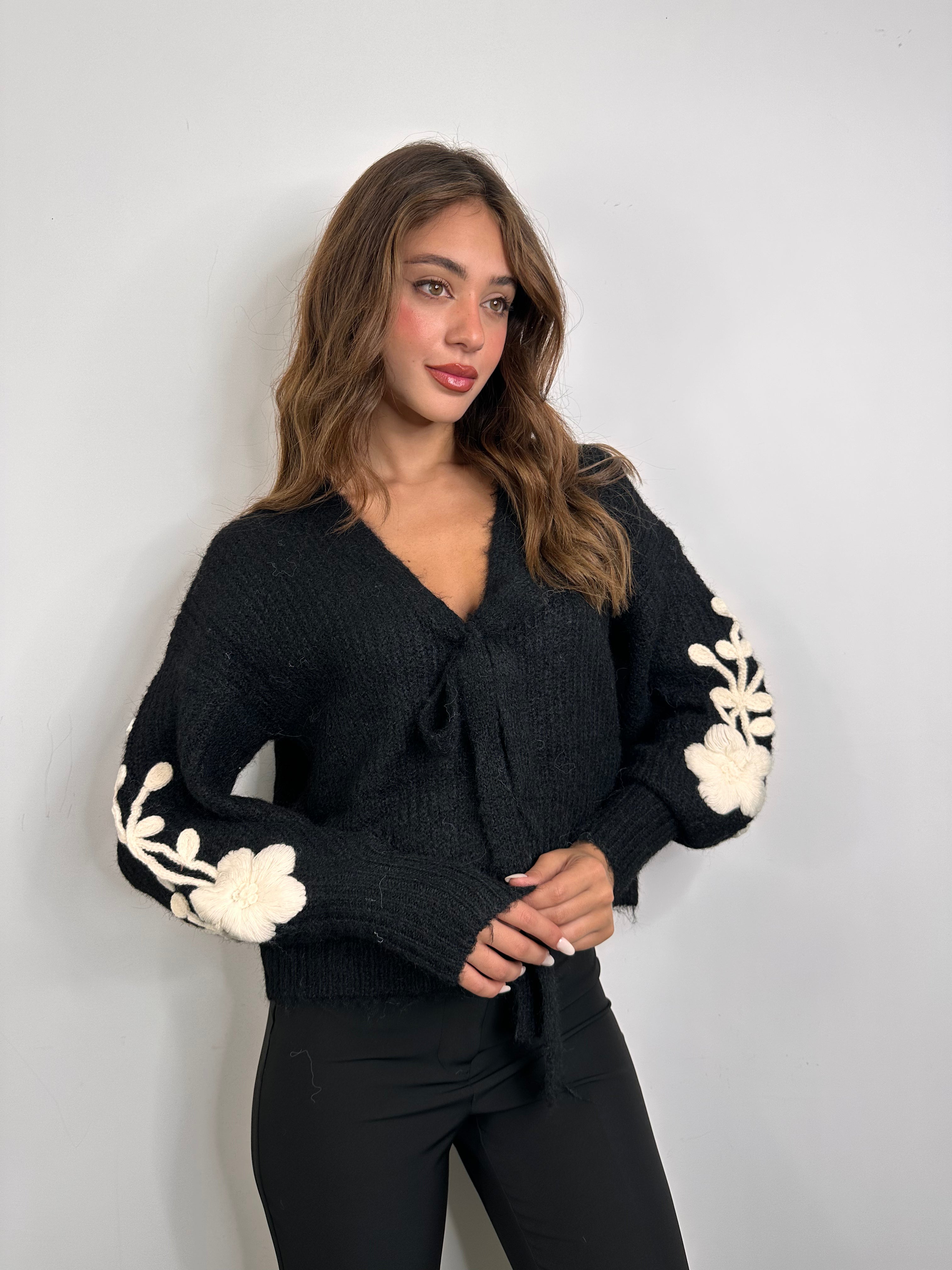 Maglioncino con fiocco e ricamo con fiore