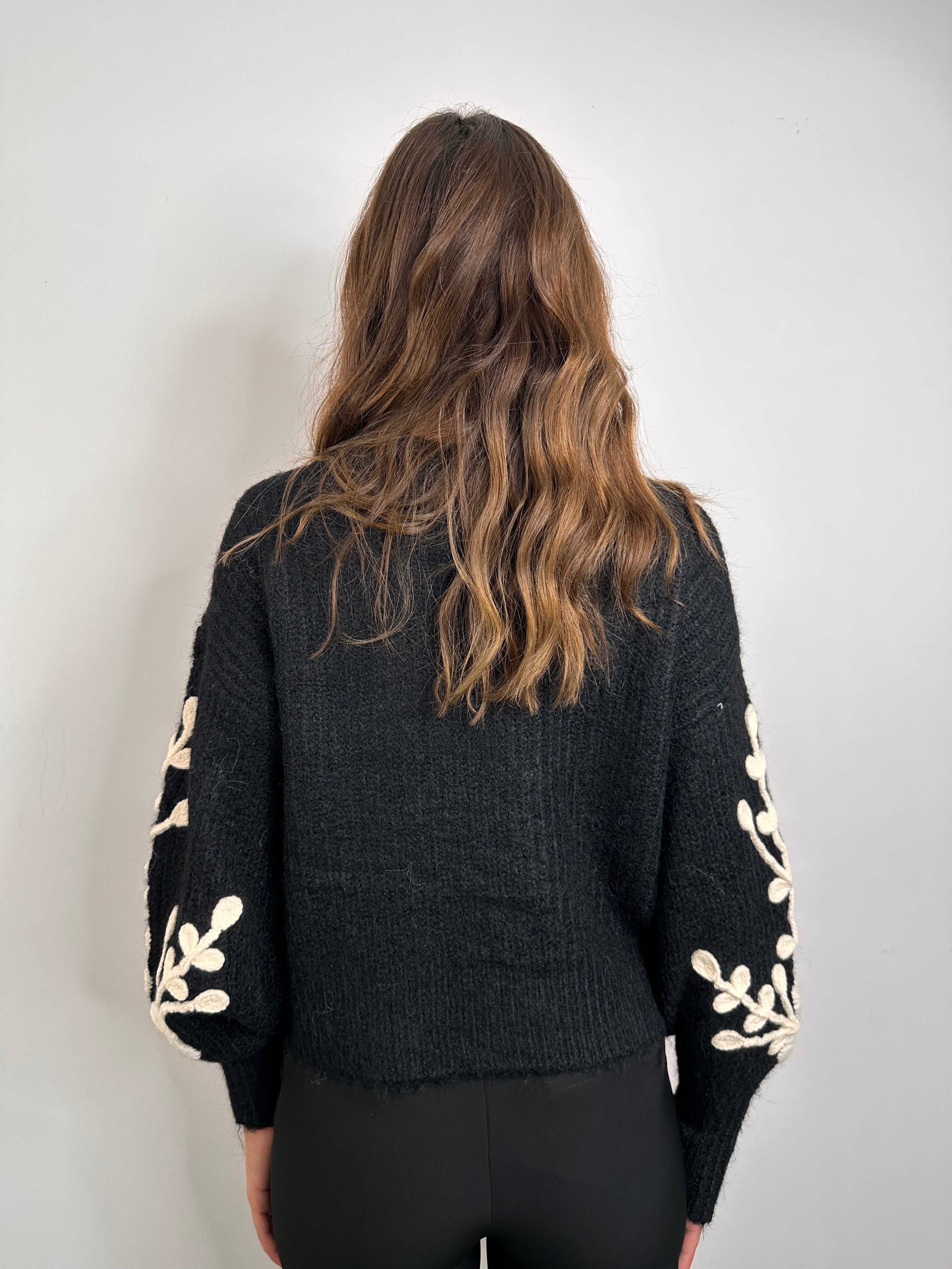 Maglioncino con fiocco e ricamo con fiore