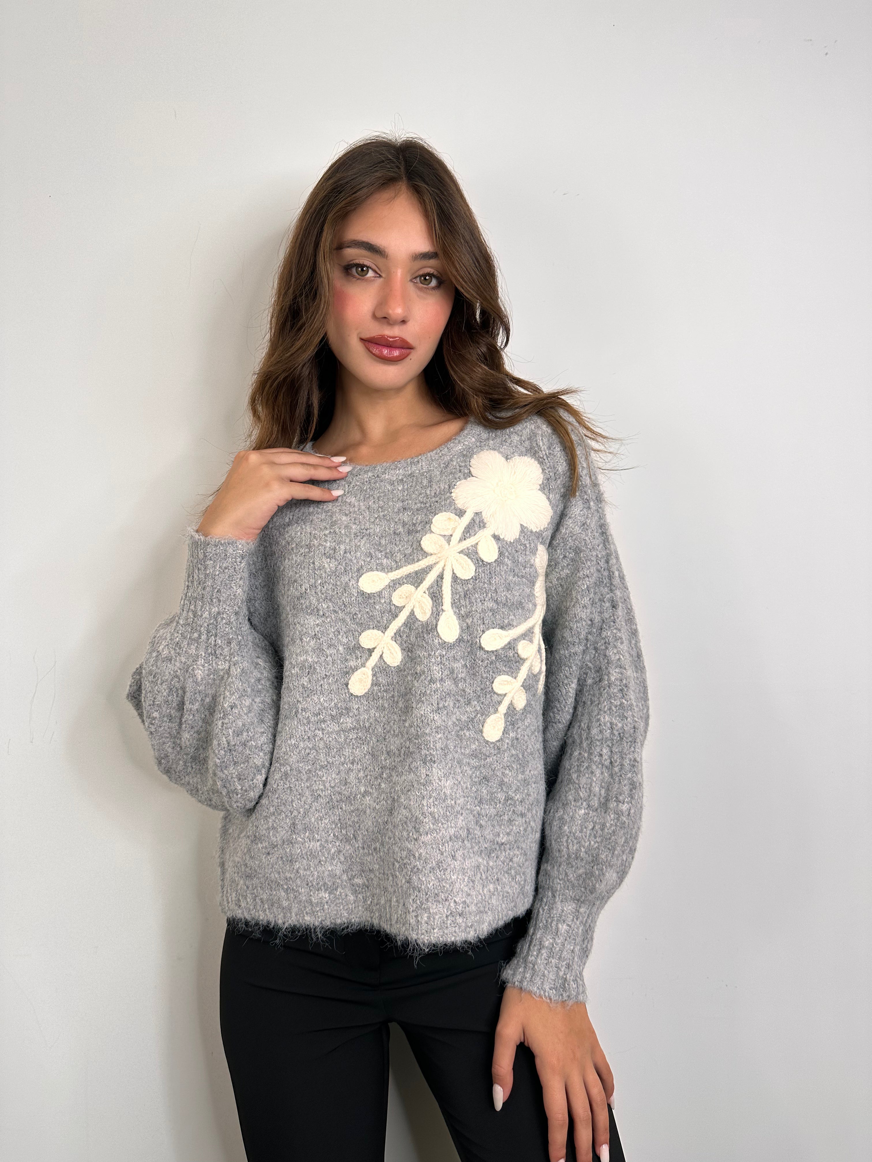 Maglione con ricamo in fiore