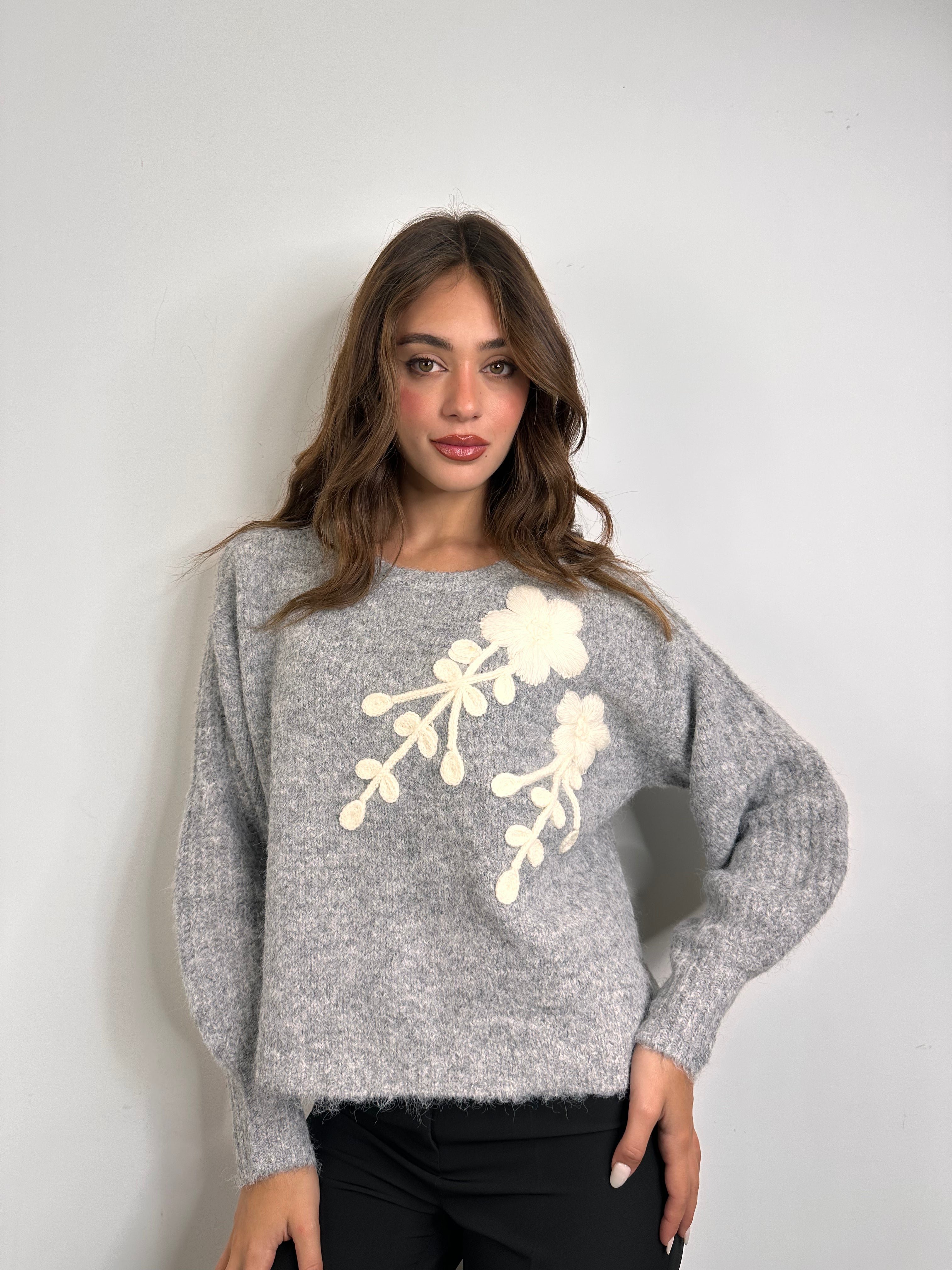 Maglione con ricamo in fiore
