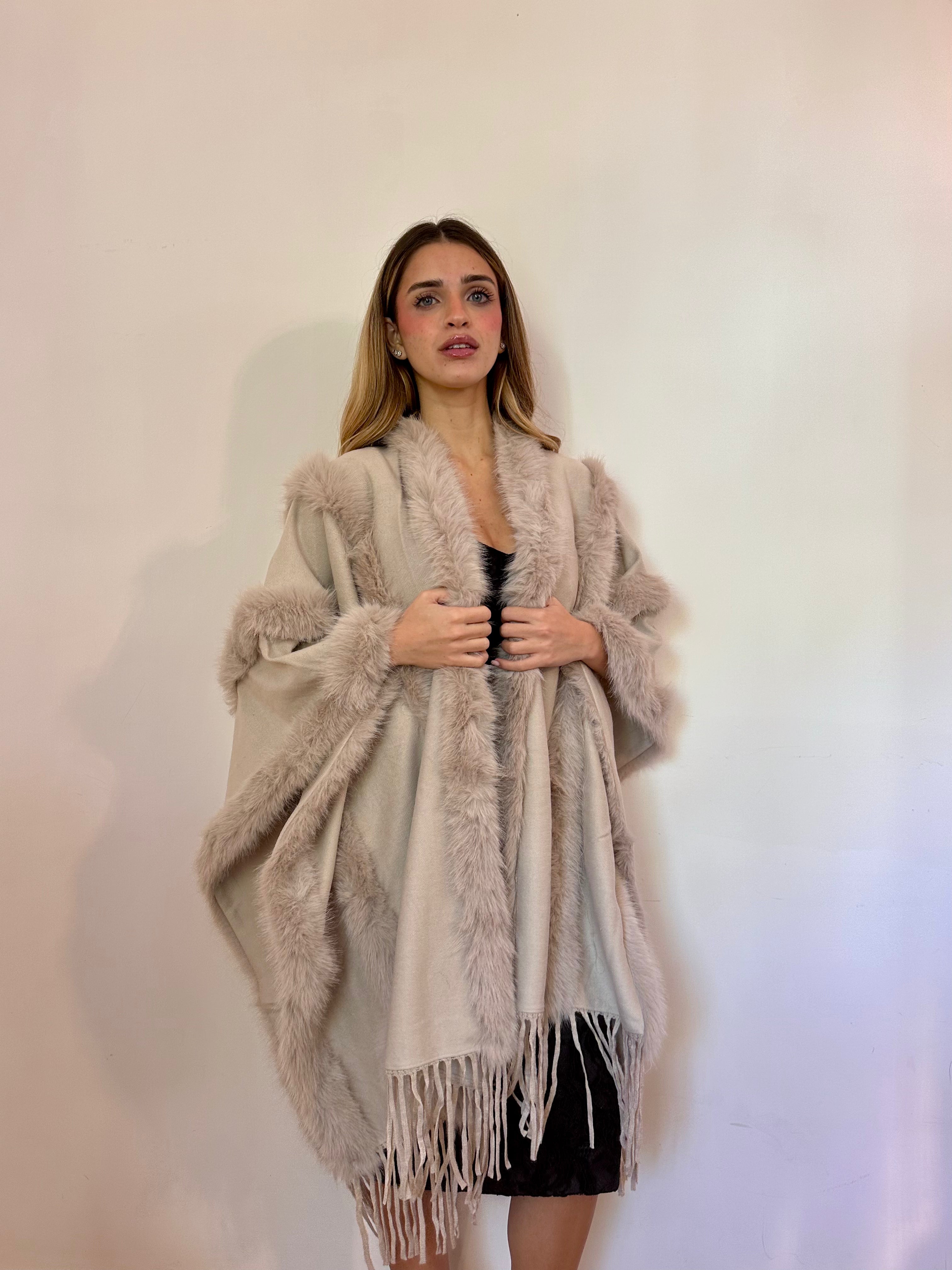 Shawl con frange e bordo in pelliccia