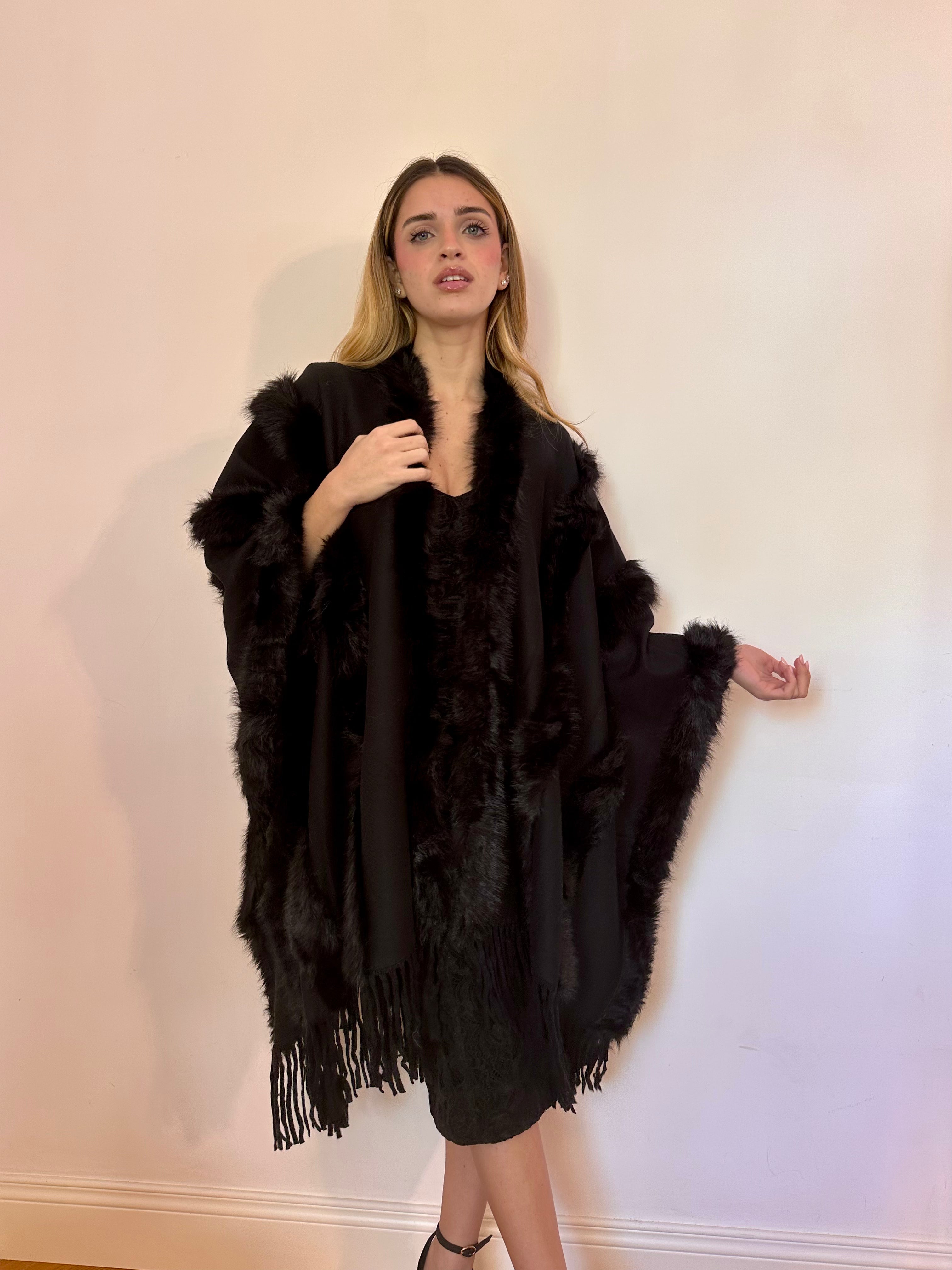 Shawl con frange e bordo in pelliccia