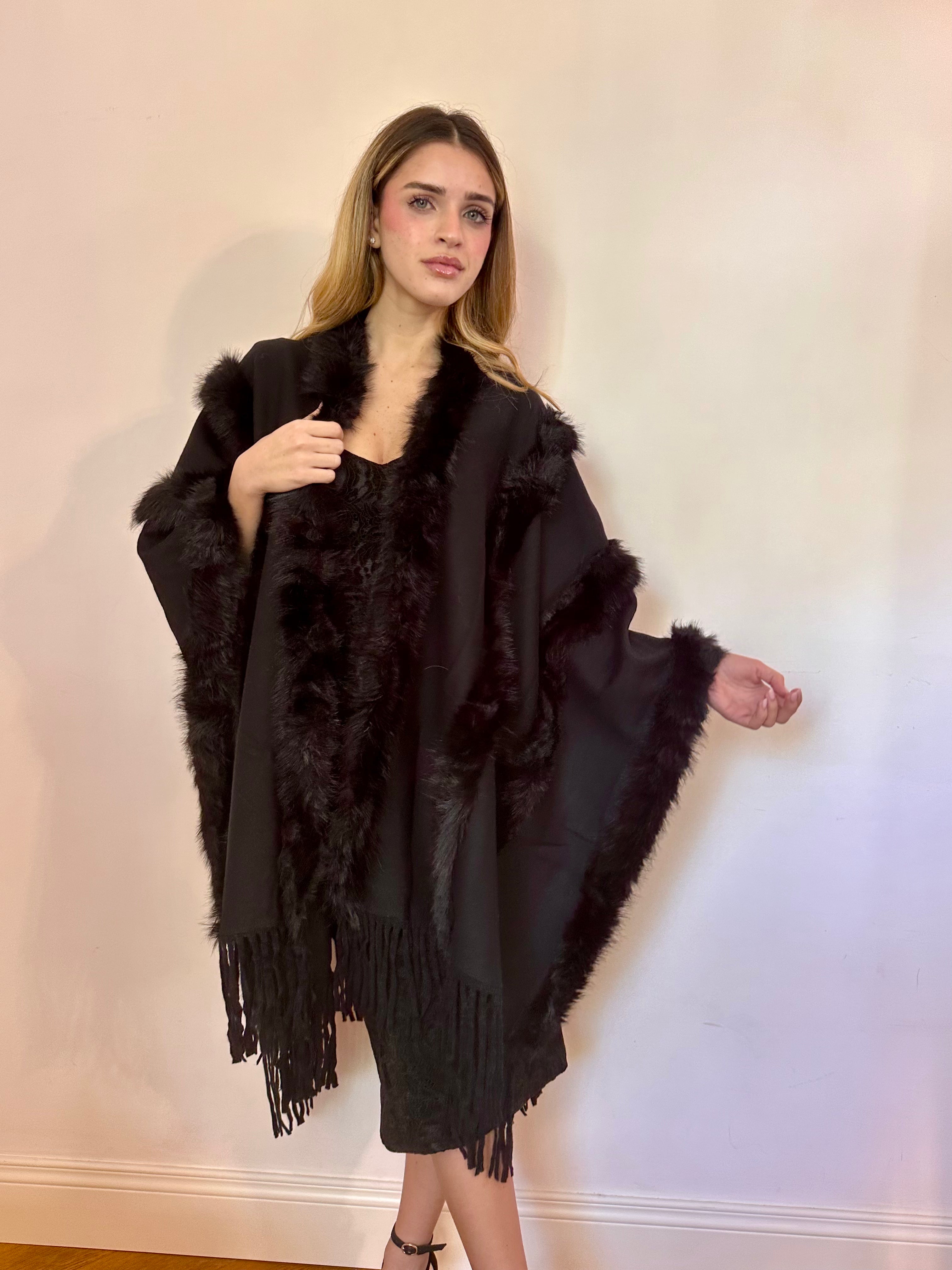 Shawl con frange e bordo in pelliccia